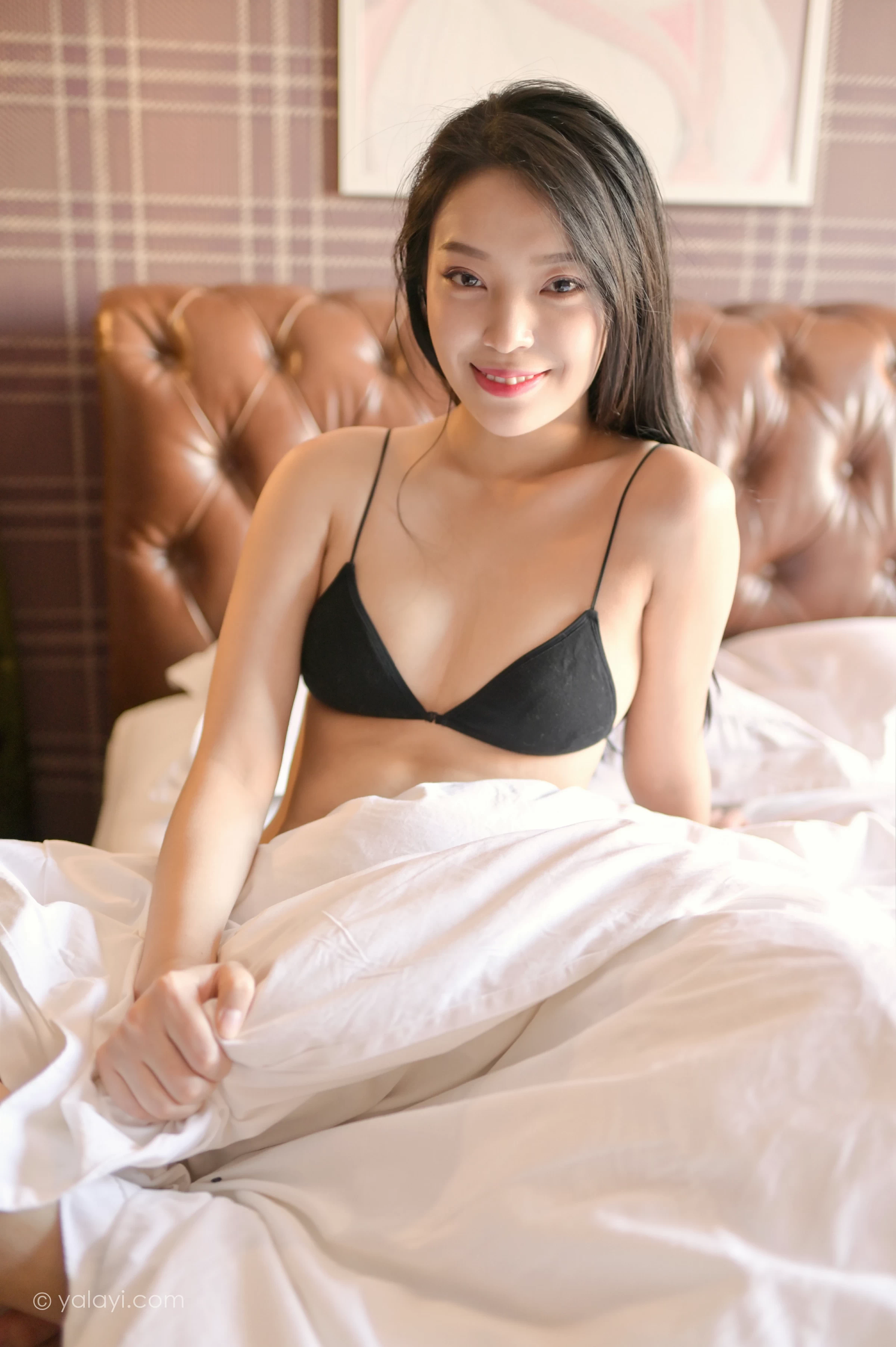 [YALAYI雅拉伊]NO.729 《鲜肤一何润》 楚薇 黑色内衣性感私房写真集第1张