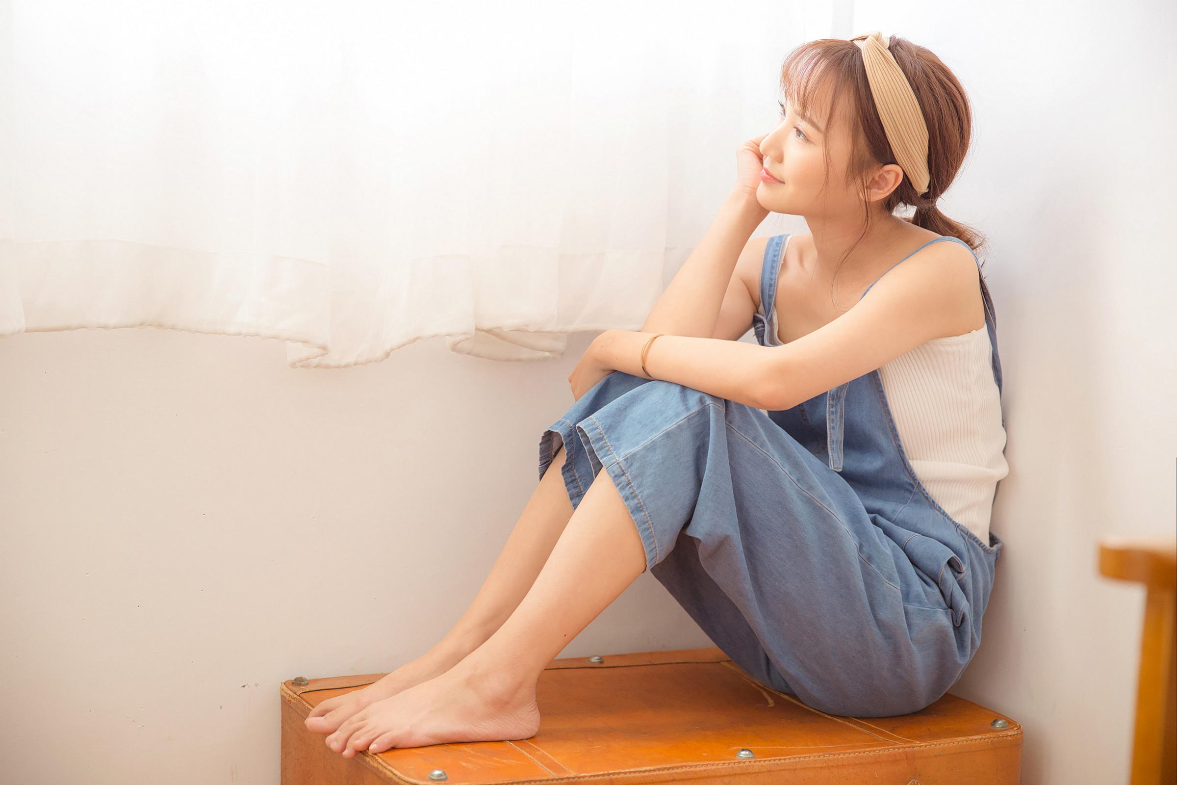 [YALAYI雅拉伊]2022.05.20 飒爽女生 灰色背带牛仔裤加白色性感小背心清纯写真集第4张