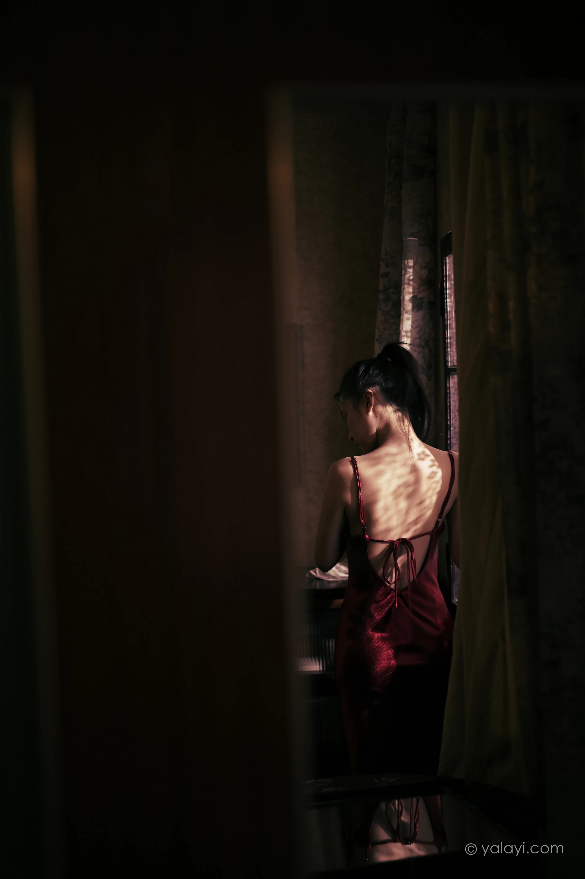 [YALAYI雅拉伊]NO.746 《岁月静好》 方岚 红色吊带裸背连衣裙性感写真集第13张