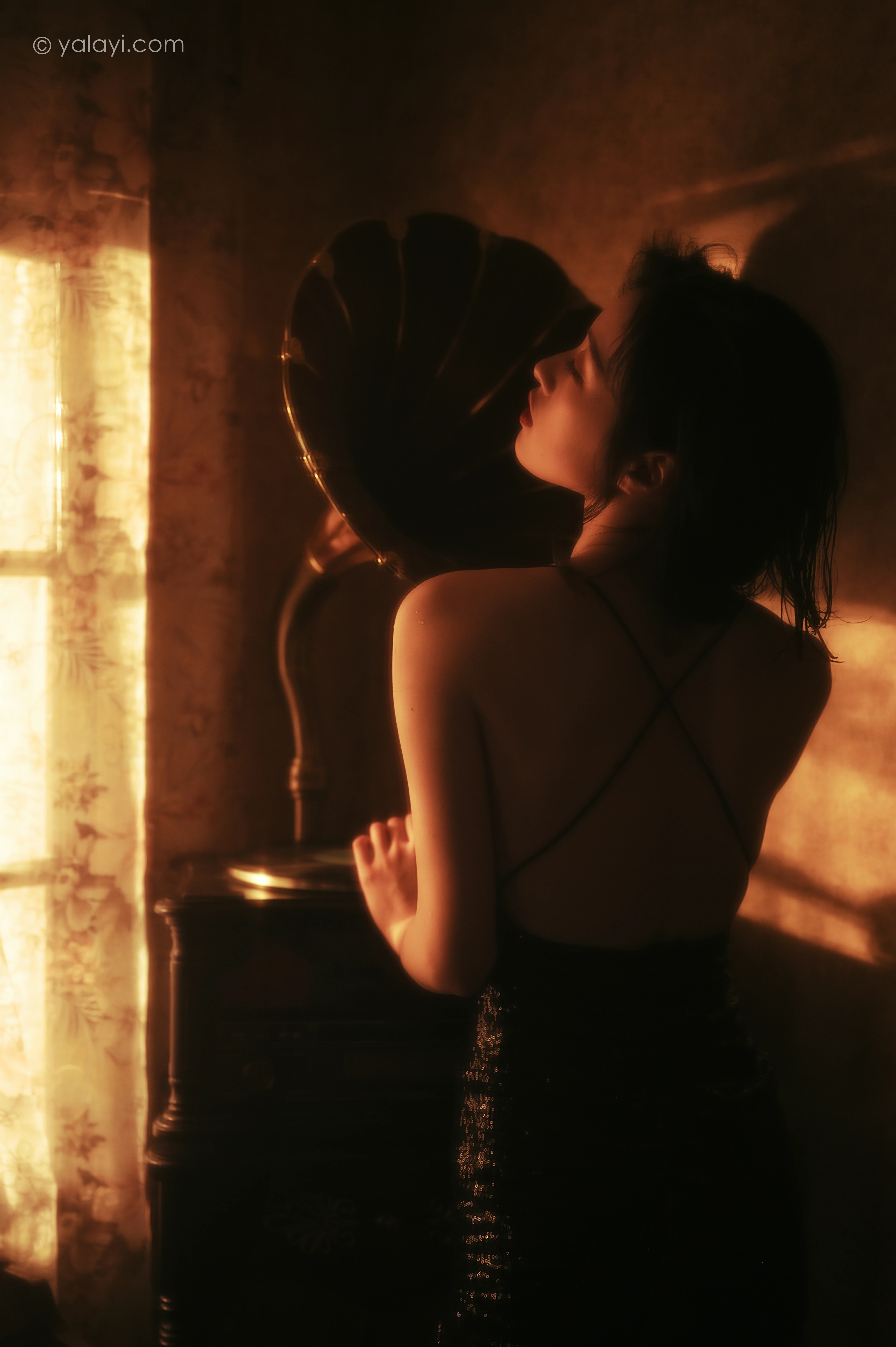 [YALAYI雅拉伊]NO.756 流金岁月 京京 黑色紧身吊带裸背连衣裙性感写真集第2张