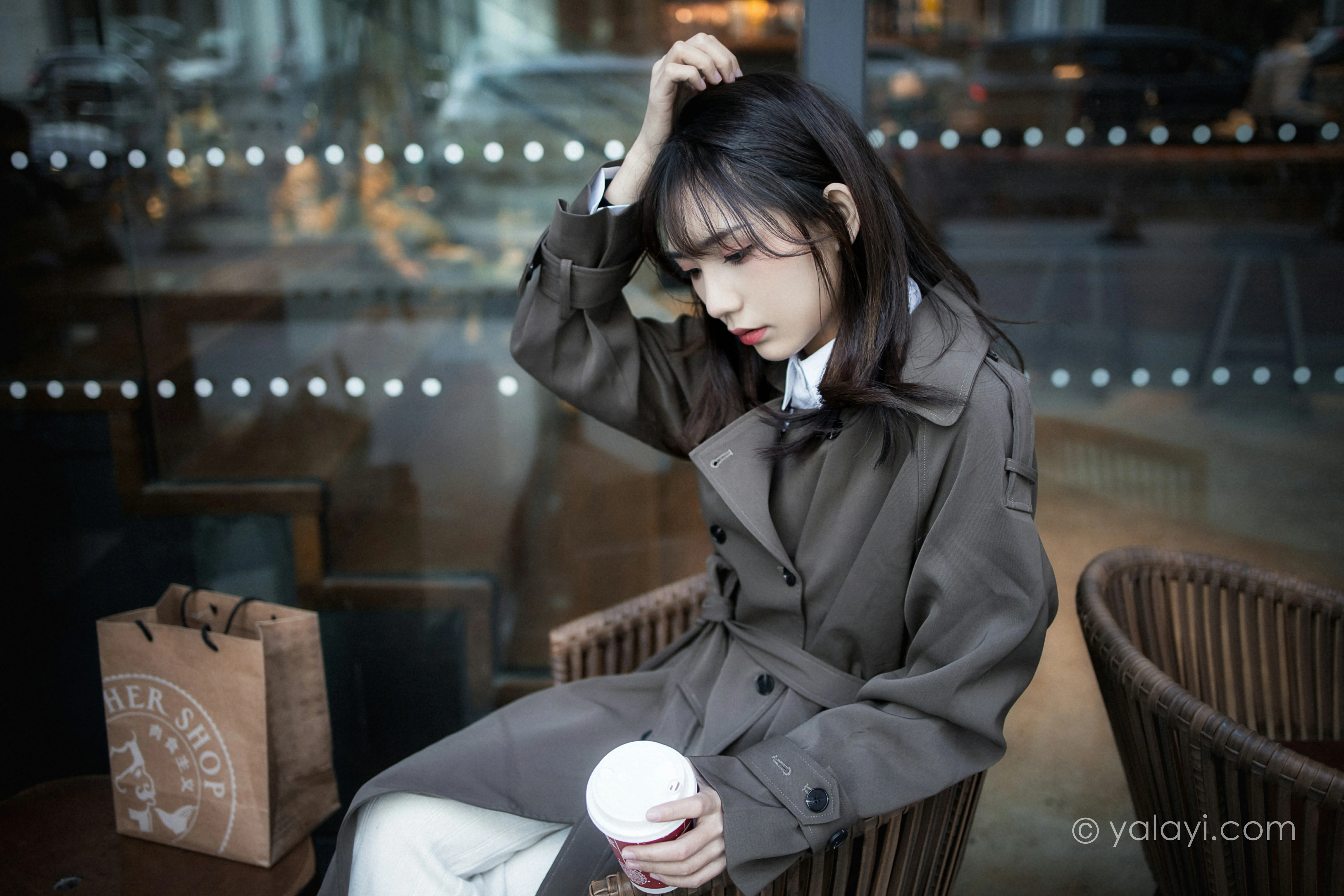 [YALAYI雅拉伊]NO.760 迷失在都市 果果 黑色连身风衣街拍写真集第3张