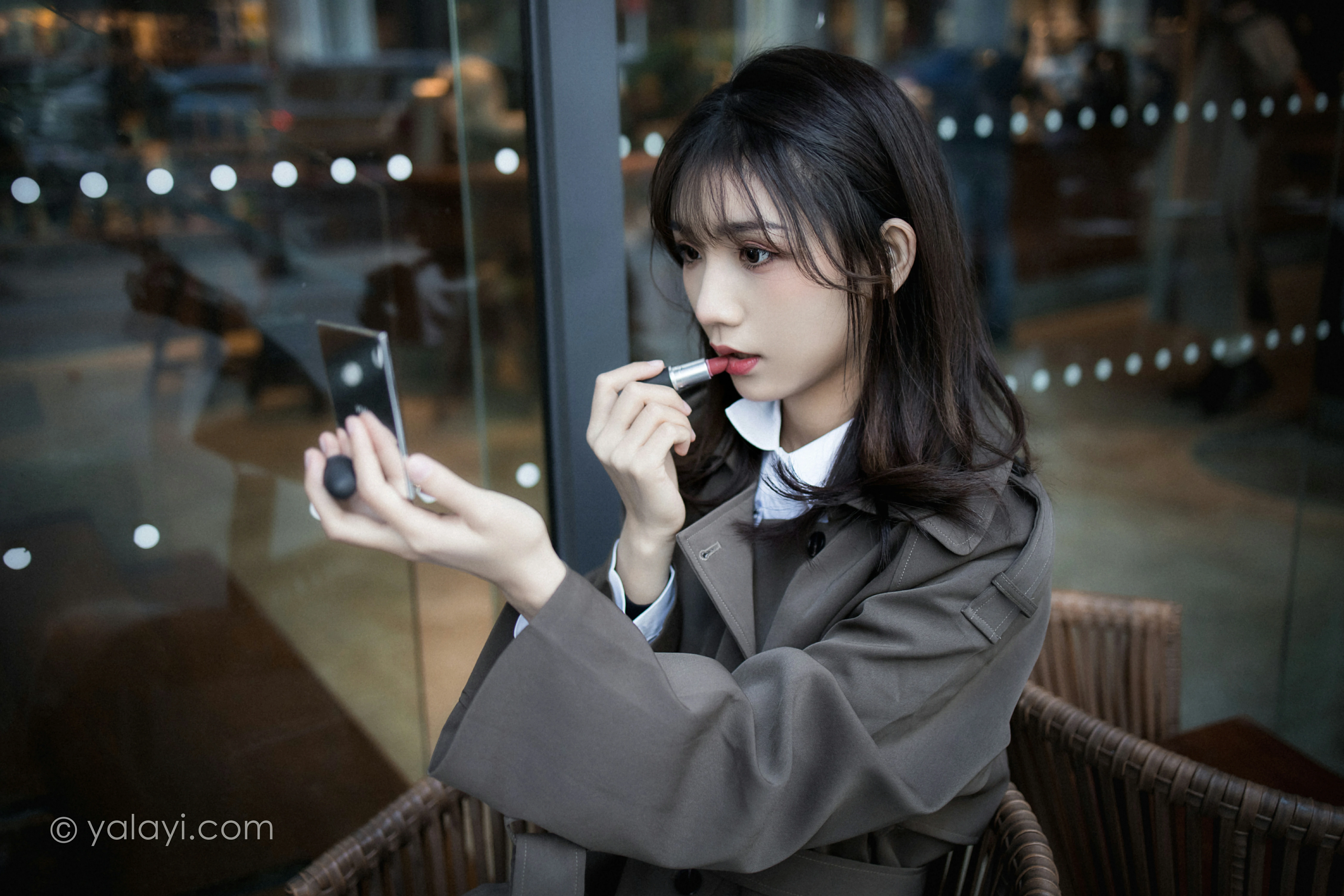 [YALAYI雅拉伊]NO.760 迷失在都市 果果 黑色连身风衣街拍写真集第1张