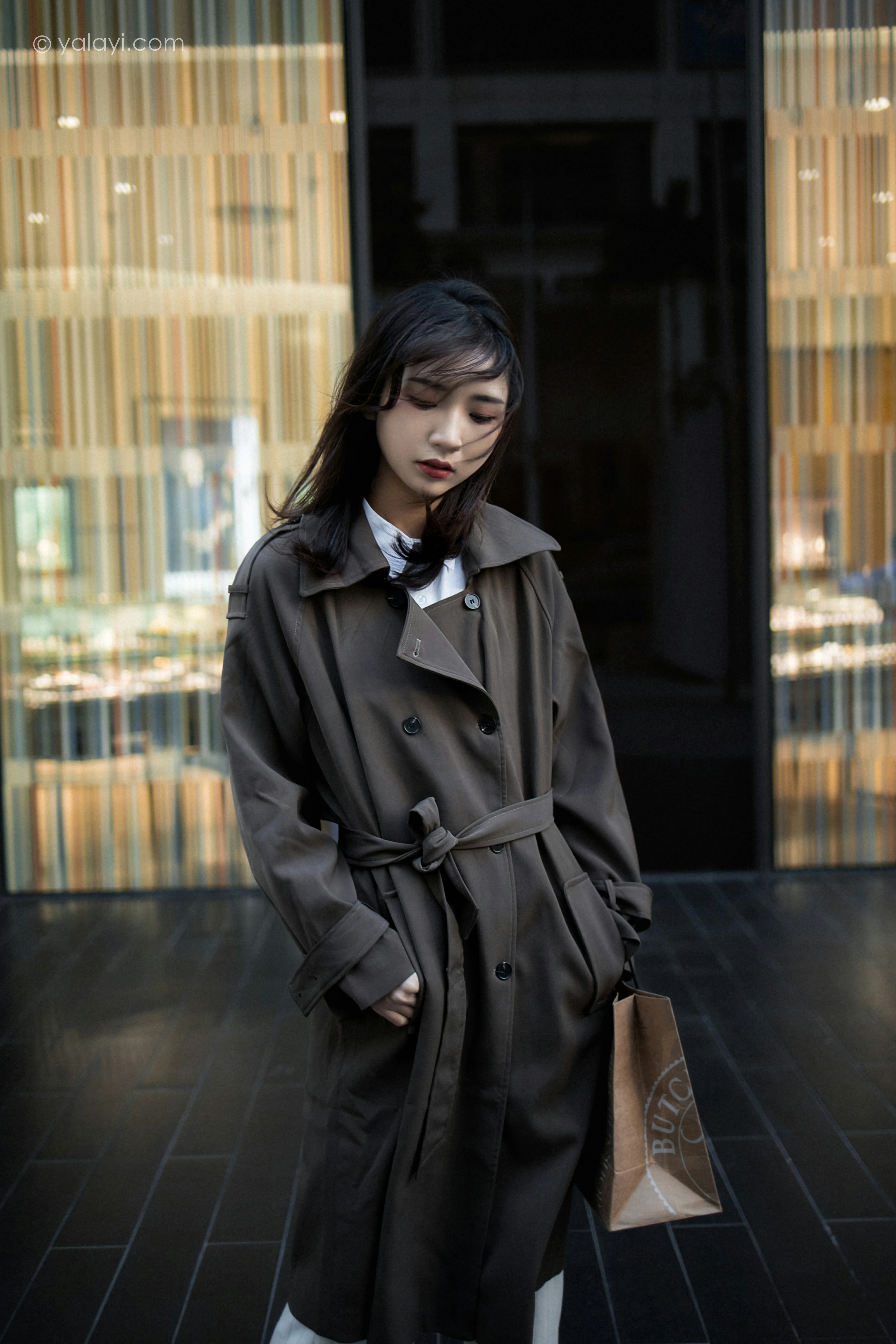 [YALAYI雅拉伊]NO.760 迷失在都市 果果 黑色连身风衣街拍写真集第4张