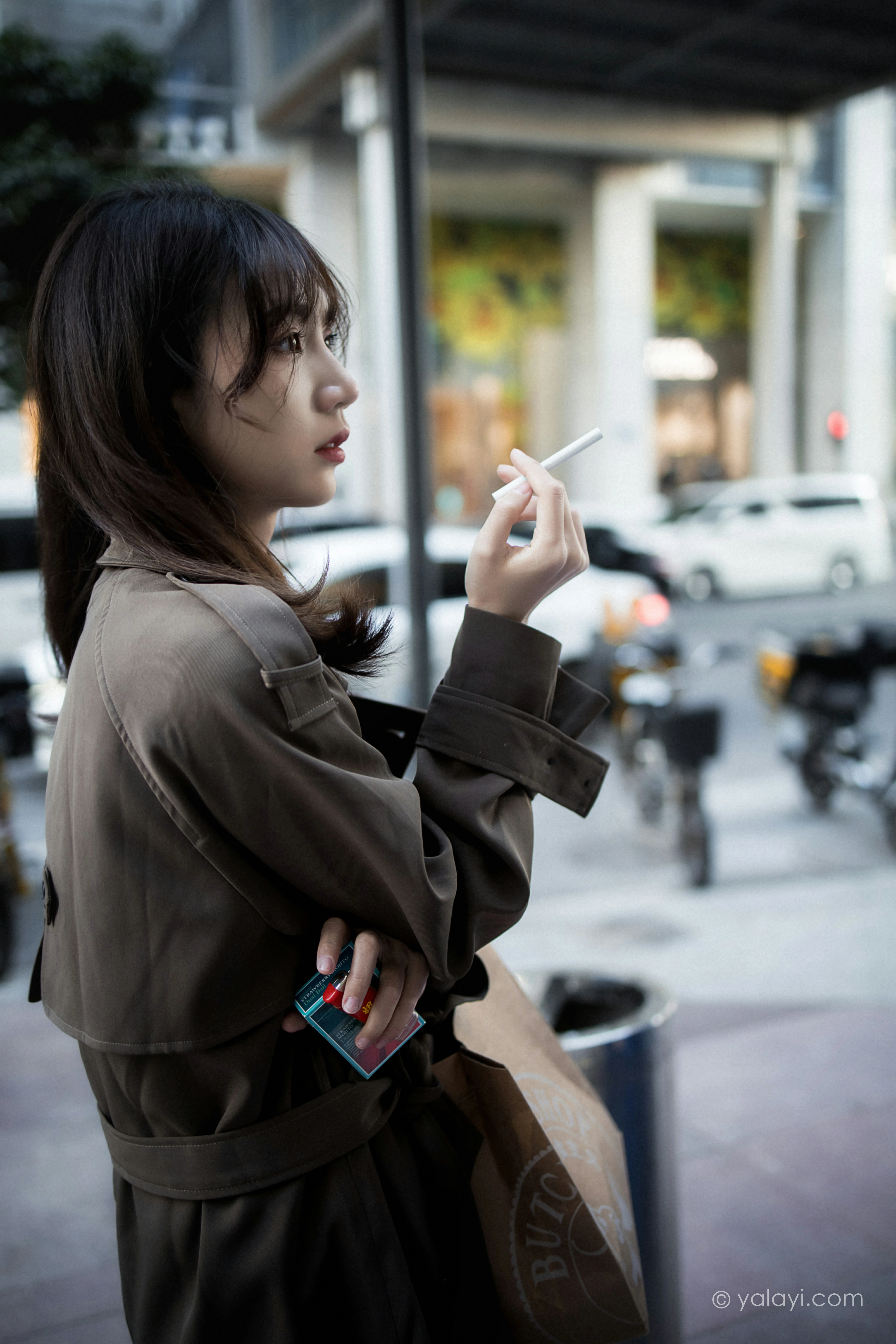 [YALAYI雅拉伊]NO.760 迷失在都市 果果 黑色连身风衣街拍写真集第7张