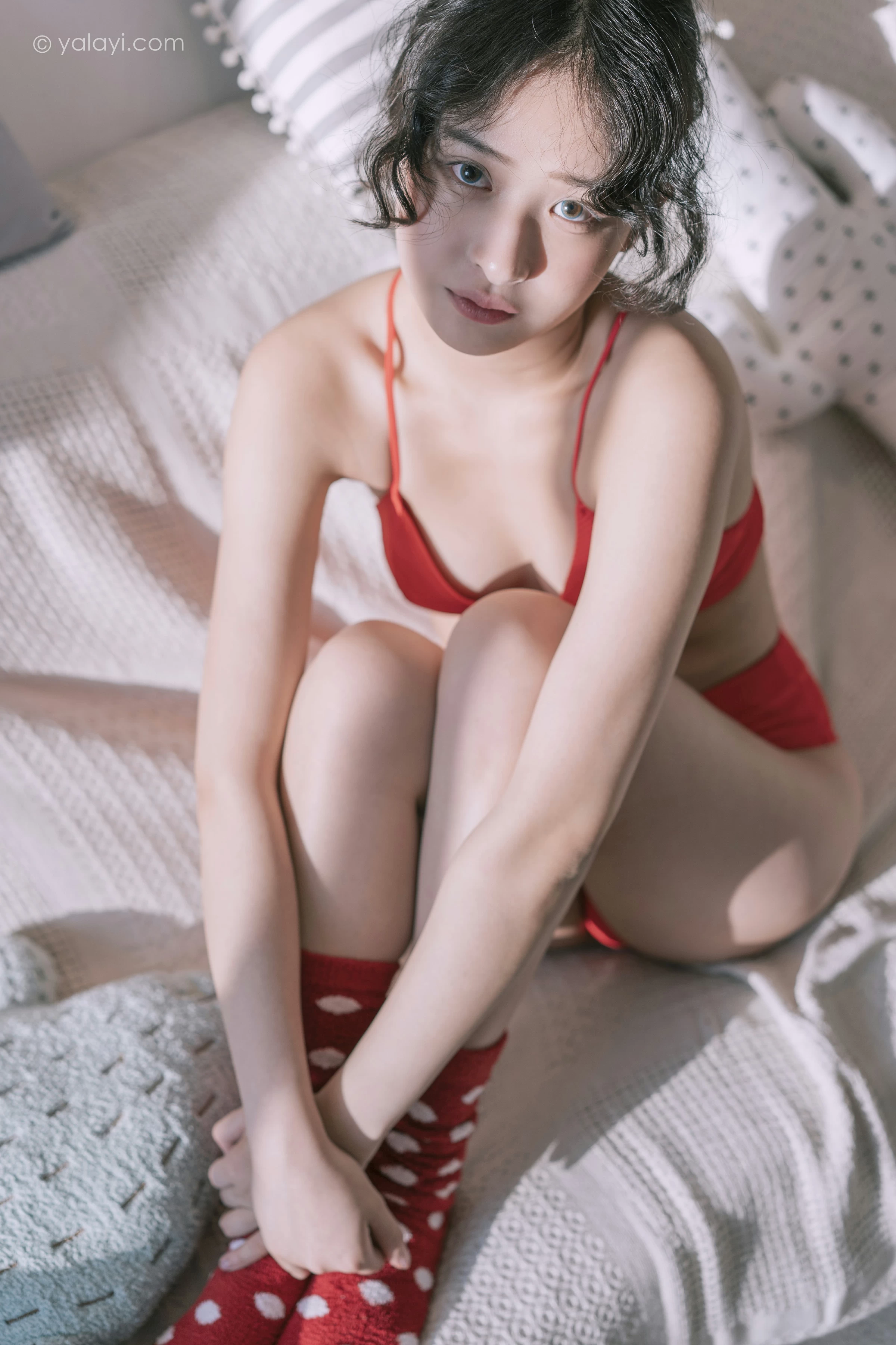 [YALAYI雅拉伊]NO.666 《太委屈》 西子 红色内衣居家私房写真集第2张