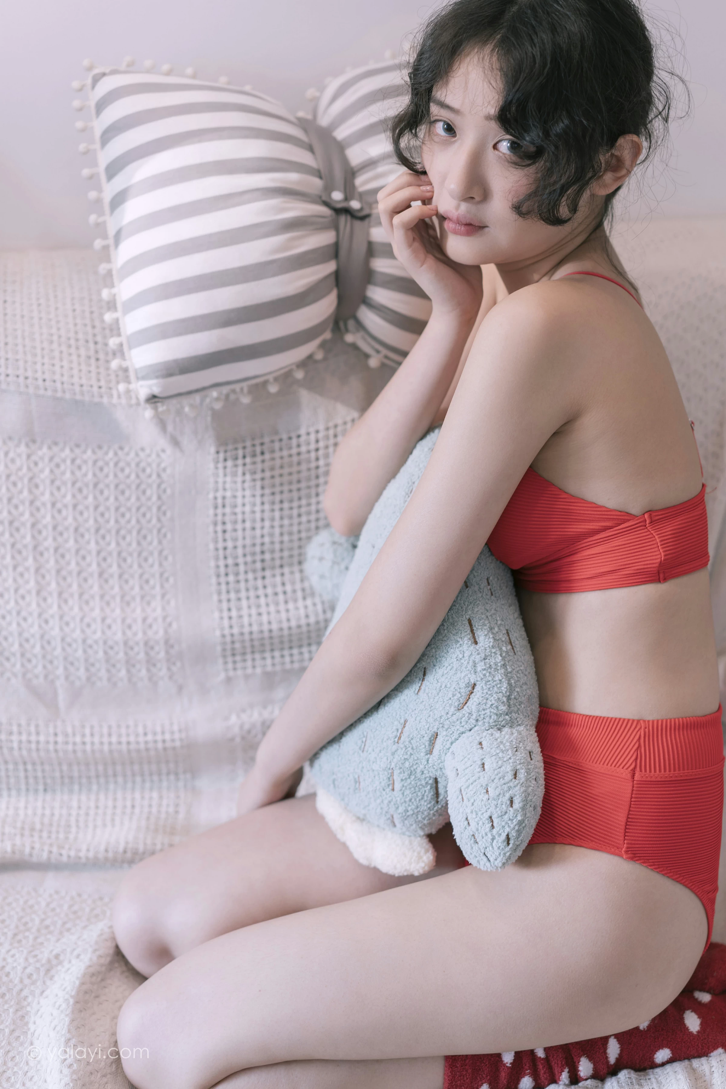 [YALAYI雅拉伊]NO.666 《太委屈》 西子 红色内衣居家私房写真集第4张