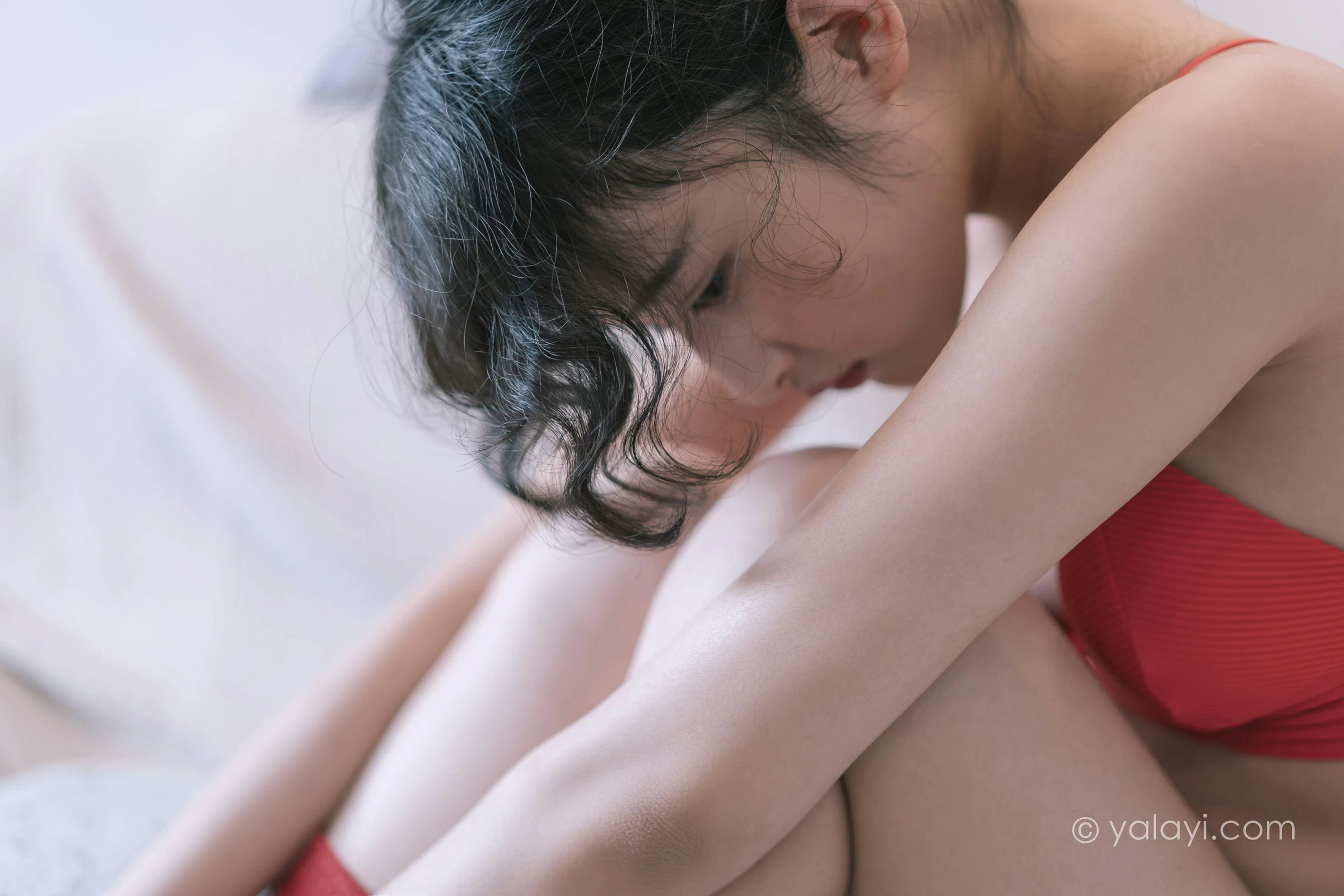 [YALAYI雅拉伊]NO.666 《太委屈》 西子 红色内衣居家私房写真集第3张