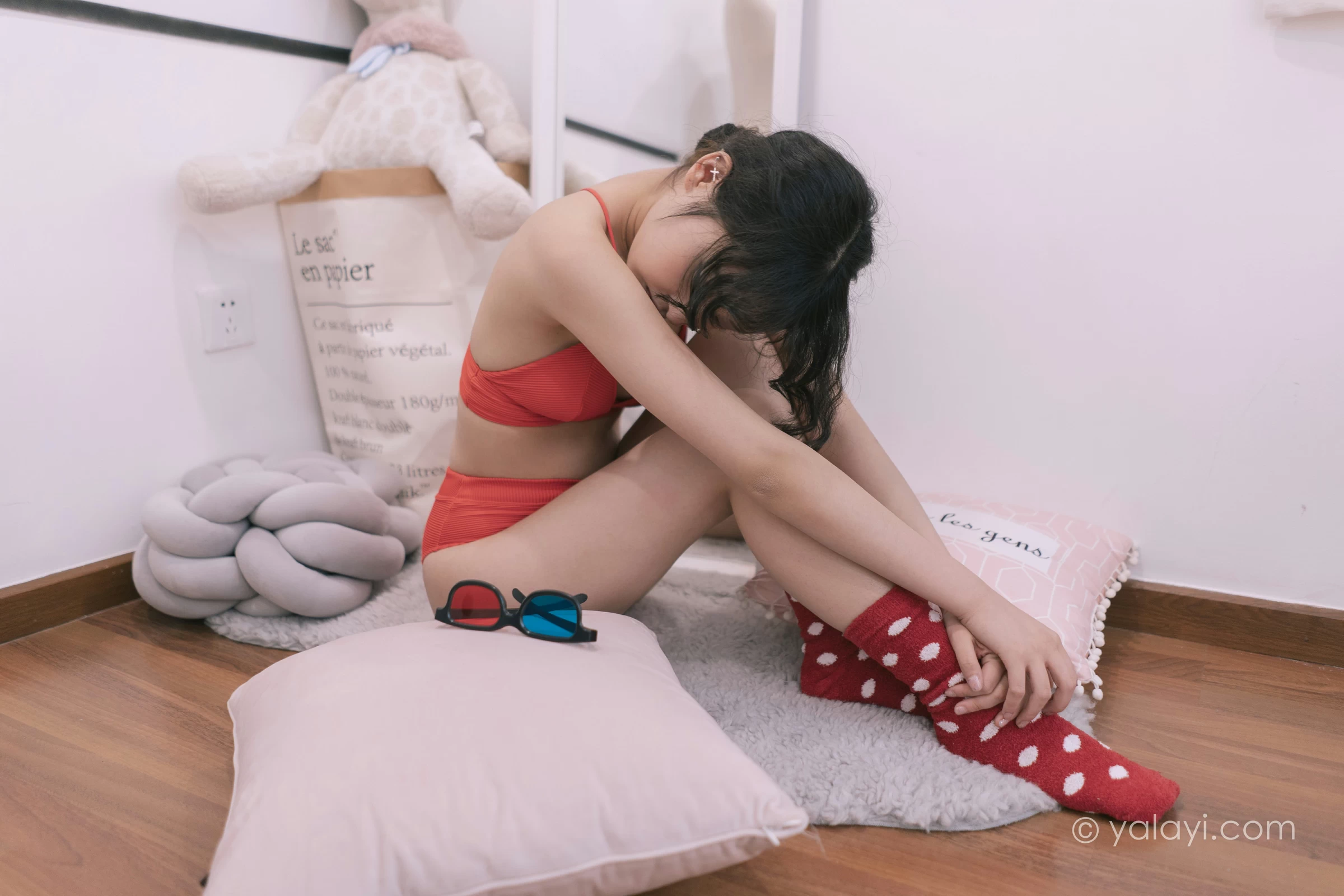 [YALAYI雅拉伊]NO.666 《太委屈》 西子 红色内衣居家私房写真集第14张