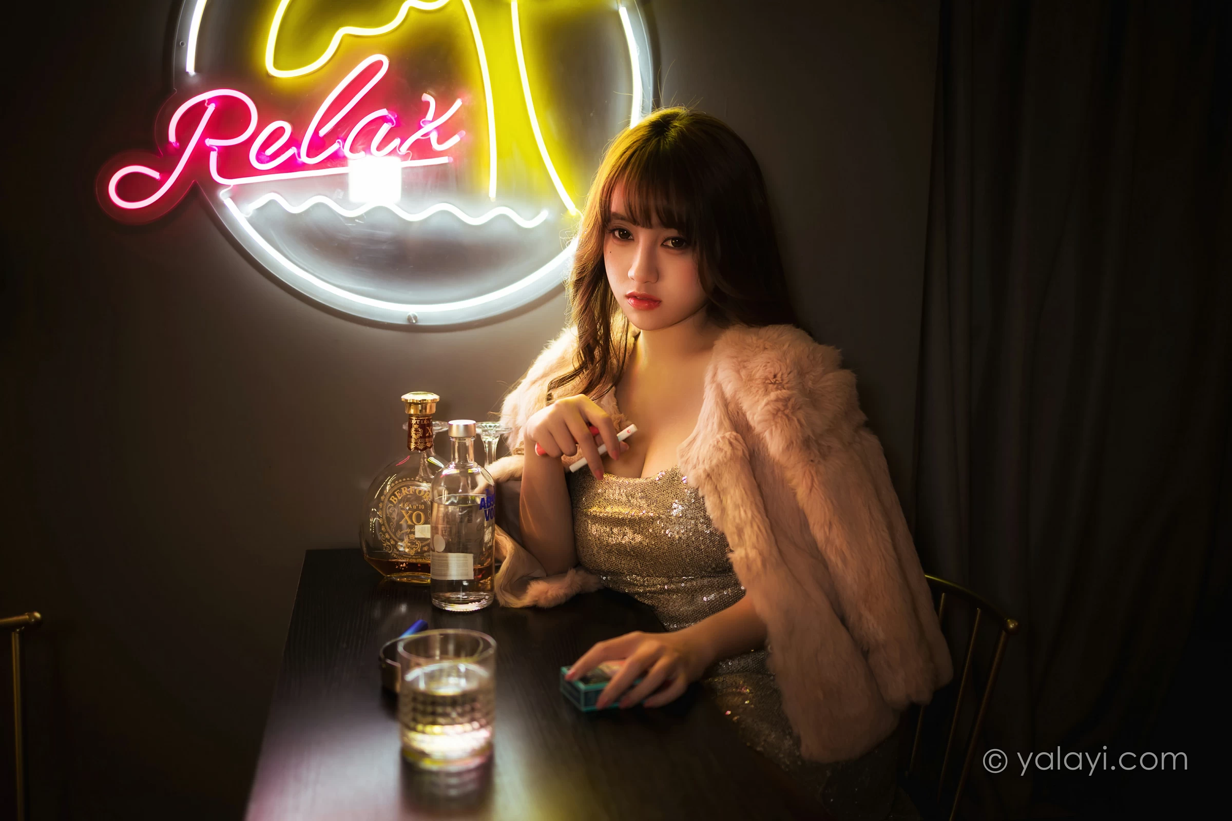 [YALAYI雅拉伊]NO.751 《独自买醉》 虞艺 貂皮大衣加银色吊带连衣裙性感写真集第1张