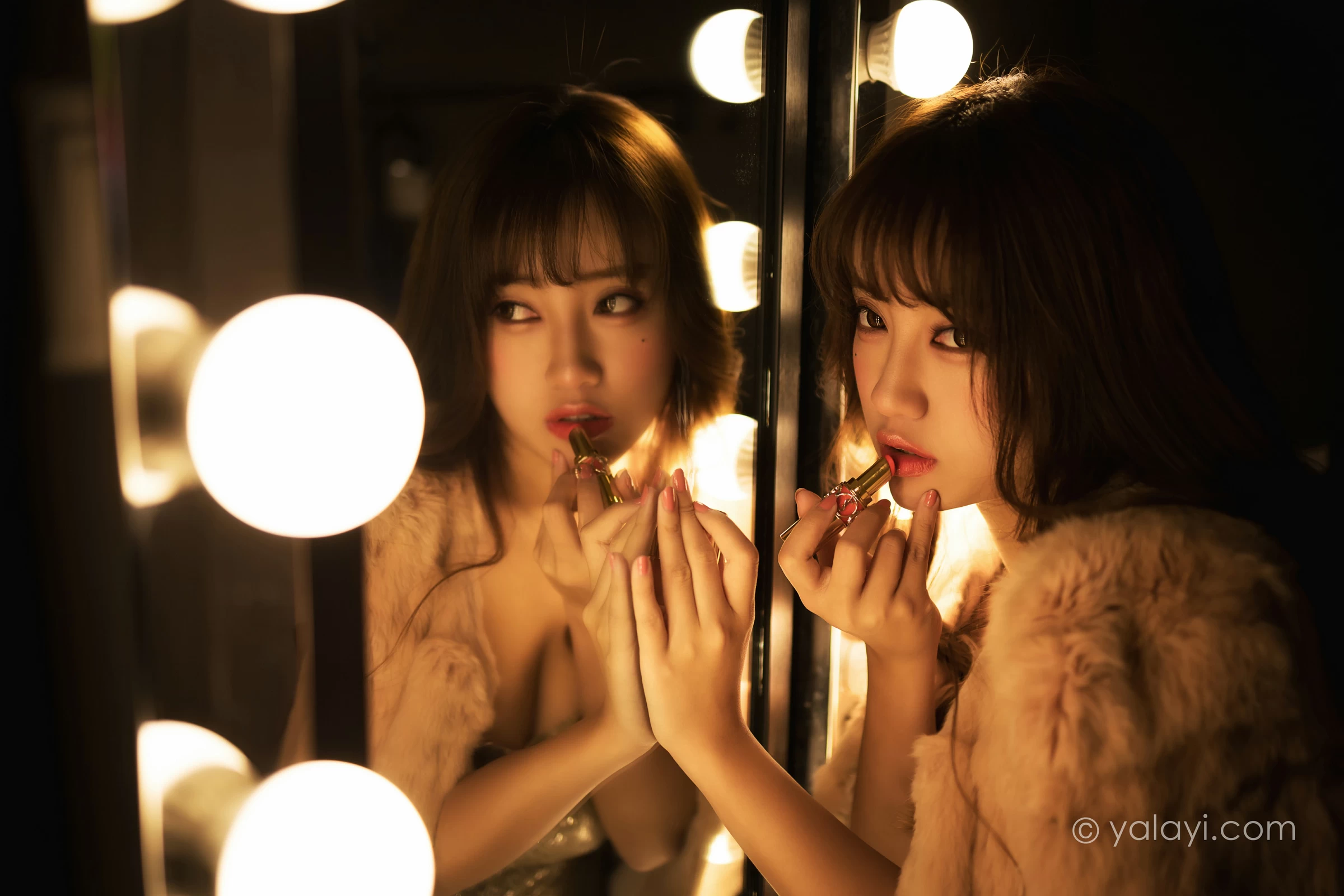 [YALAYI雅拉伊]NO.751 《独自买醉》 虞艺 貂皮大衣加银色吊带连衣裙性感写真集第11张