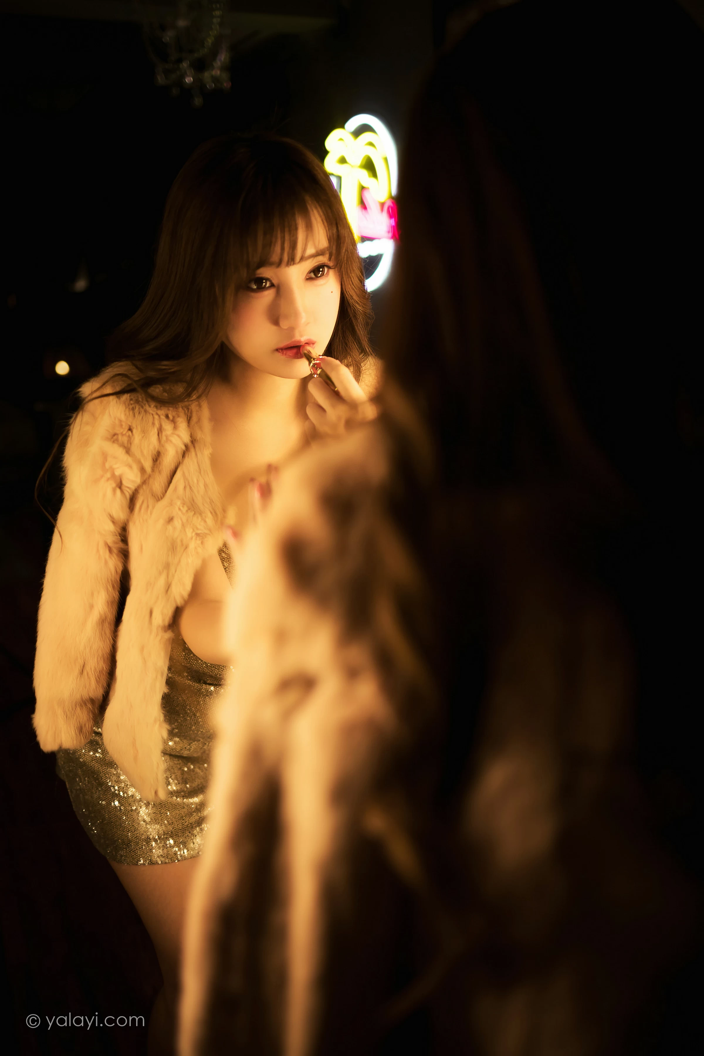 [YALAYI雅拉伊]NO.751 《独自买醉》 虞艺 貂皮大衣加银色吊带连衣裙性感写真集第13张