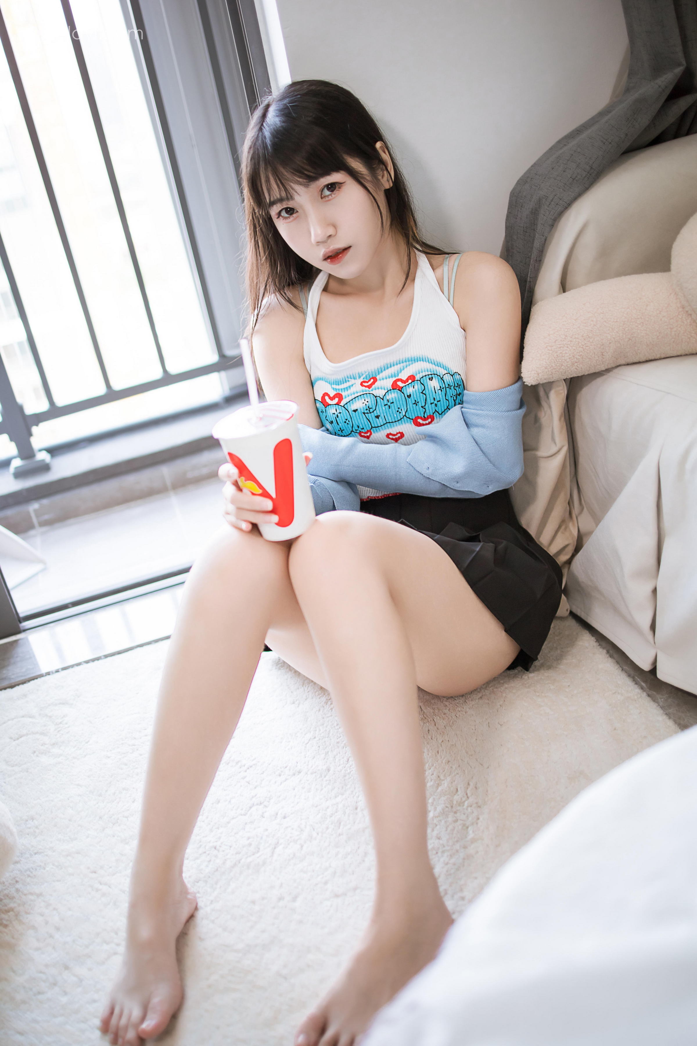 [YALAYI雅拉伊]2022.02.18 回我们家 弈思 白色小背心加黑色短裙性感私房写真集第5张