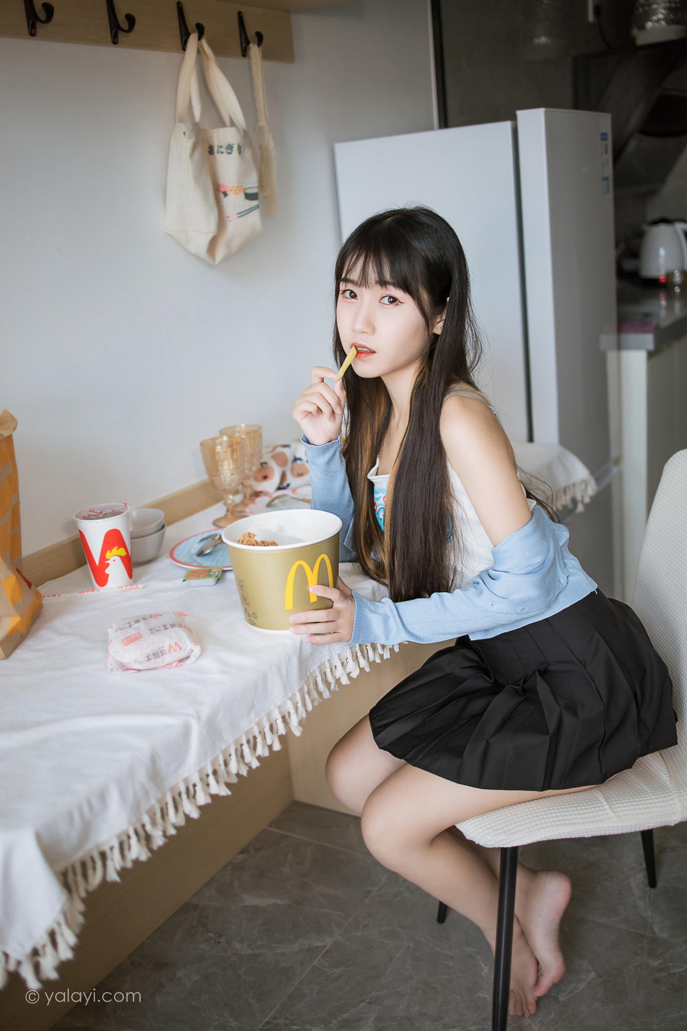 [YALAYI雅拉伊]2022.02.18 回我们家 弈思 白色小背心加黑色短裙性感私房写真集第13张