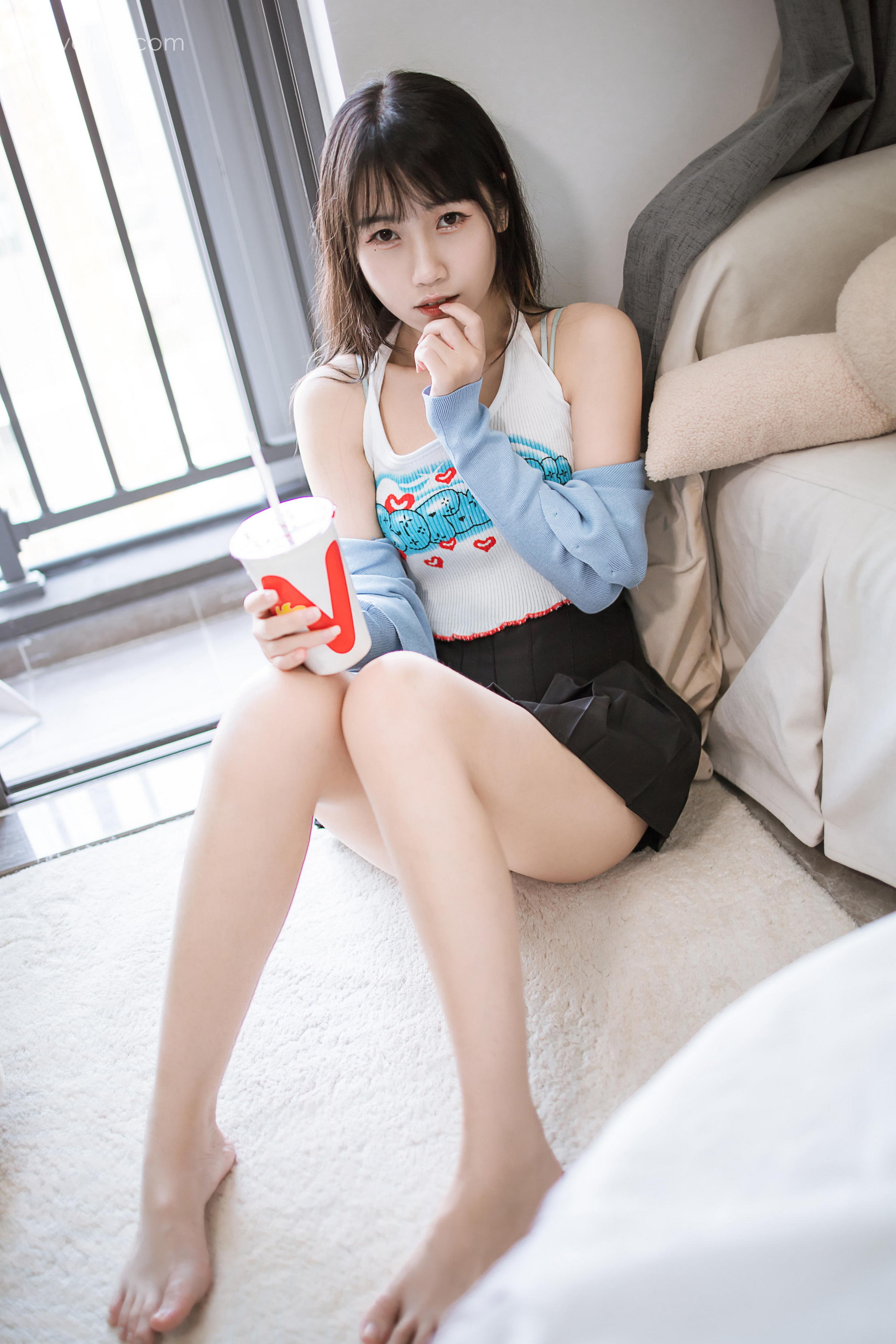 [YALAYI雅拉伊]2022.02.18 回我们家 弈思 白色小背心加黑色短裙性感私房写真集第5张