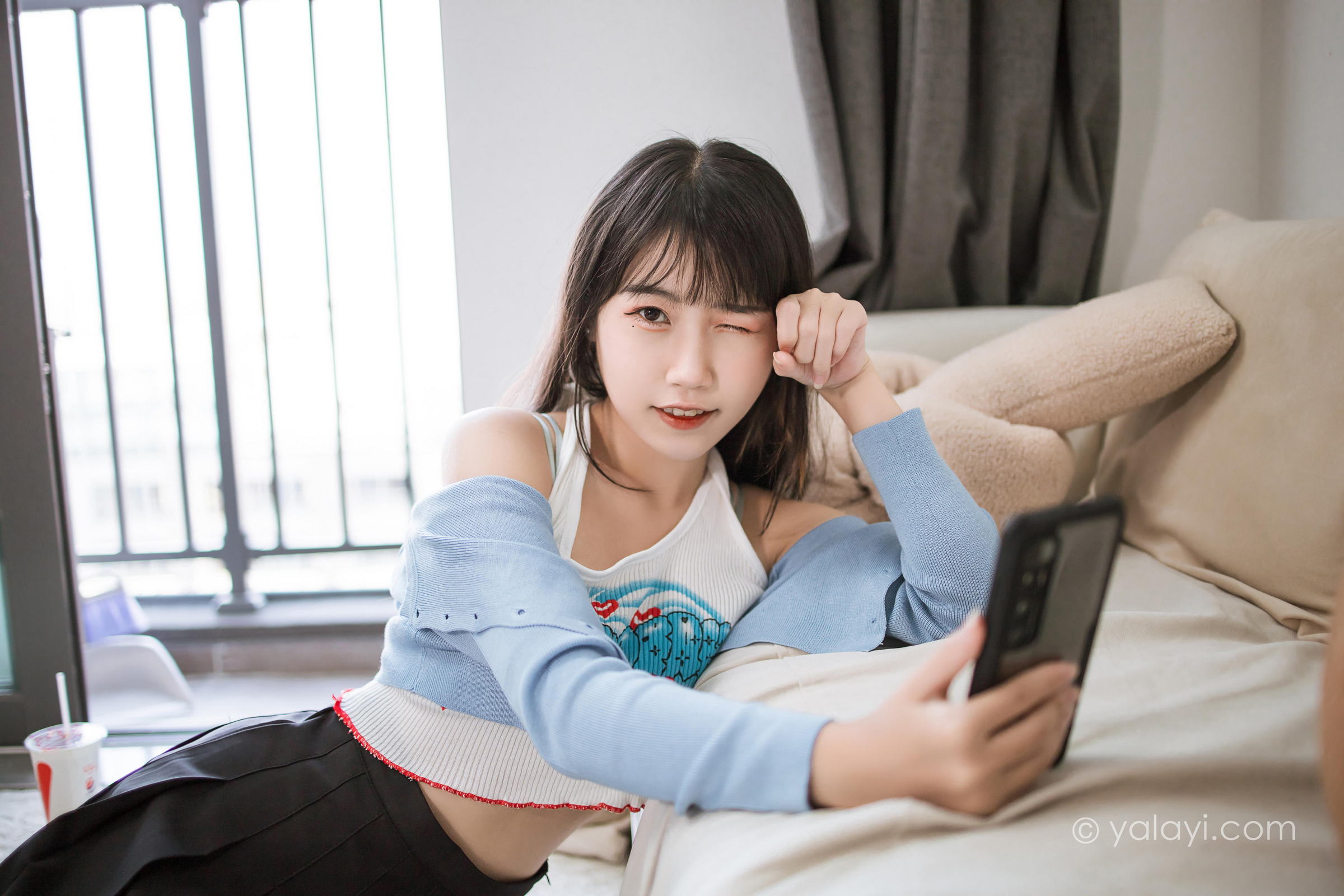 [YALAYI雅拉伊]2022.02.18 回我们家 弈思 白色小背心加黑色短裙性感私房写真集第3张