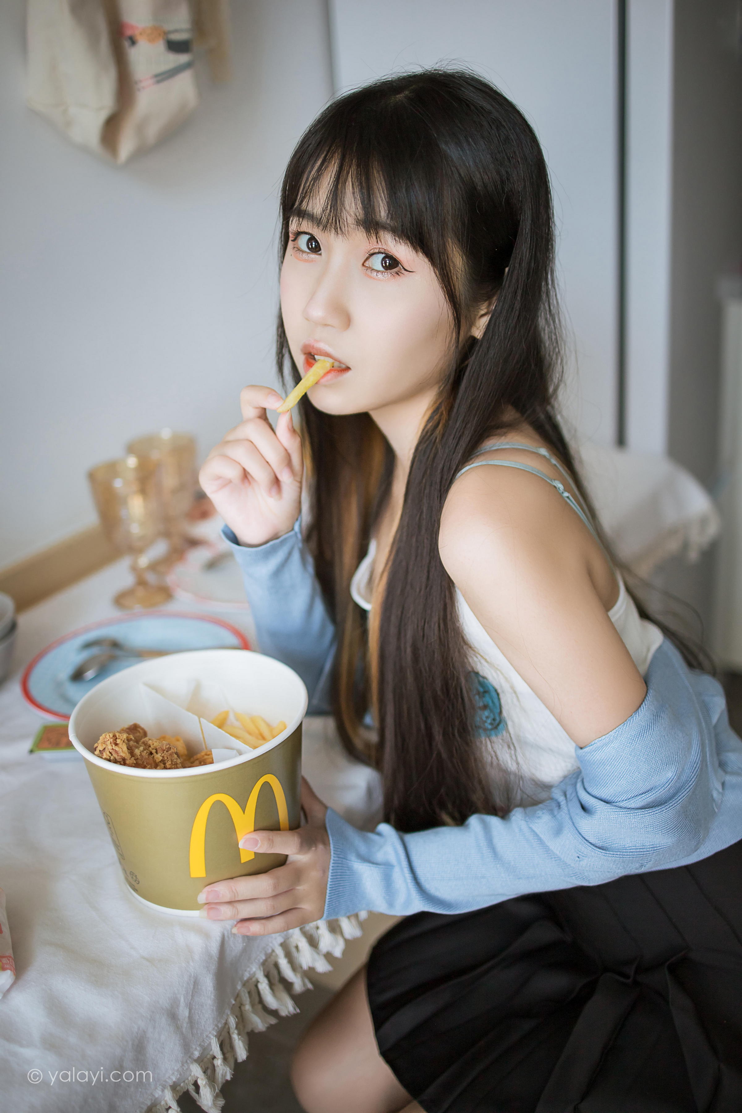 [YALAYI雅拉伊]2022.02.18 回我们家 弈思 白色小背心加黑色短裙性感私房写真集第13张