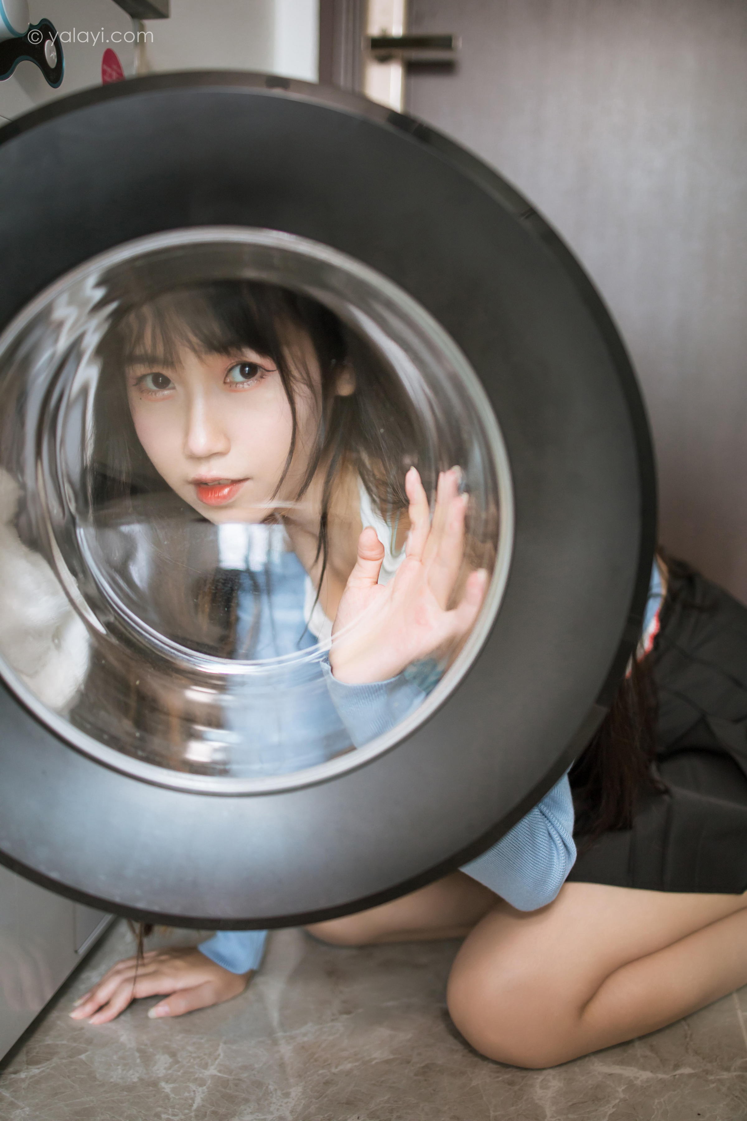 [YALAYI雅拉伊]2022.02.18 回我们家 弈思 白色小背心加黑色短裙性感私房写真集第7张