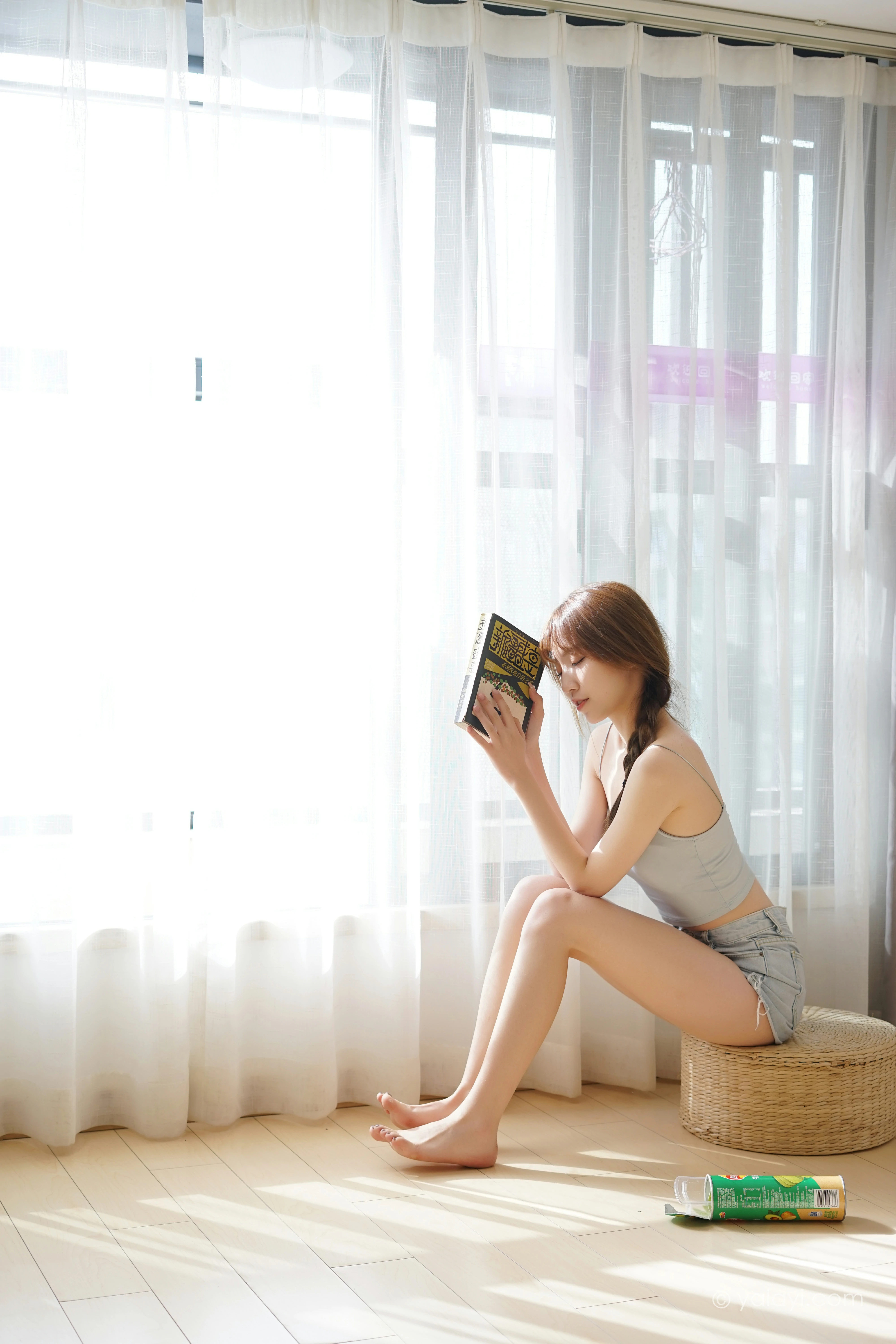 [YALAYI雅拉伊]NO.758 诗和远方 小乔 灰色小背心加牛仔热裤居家私房写真集第12张