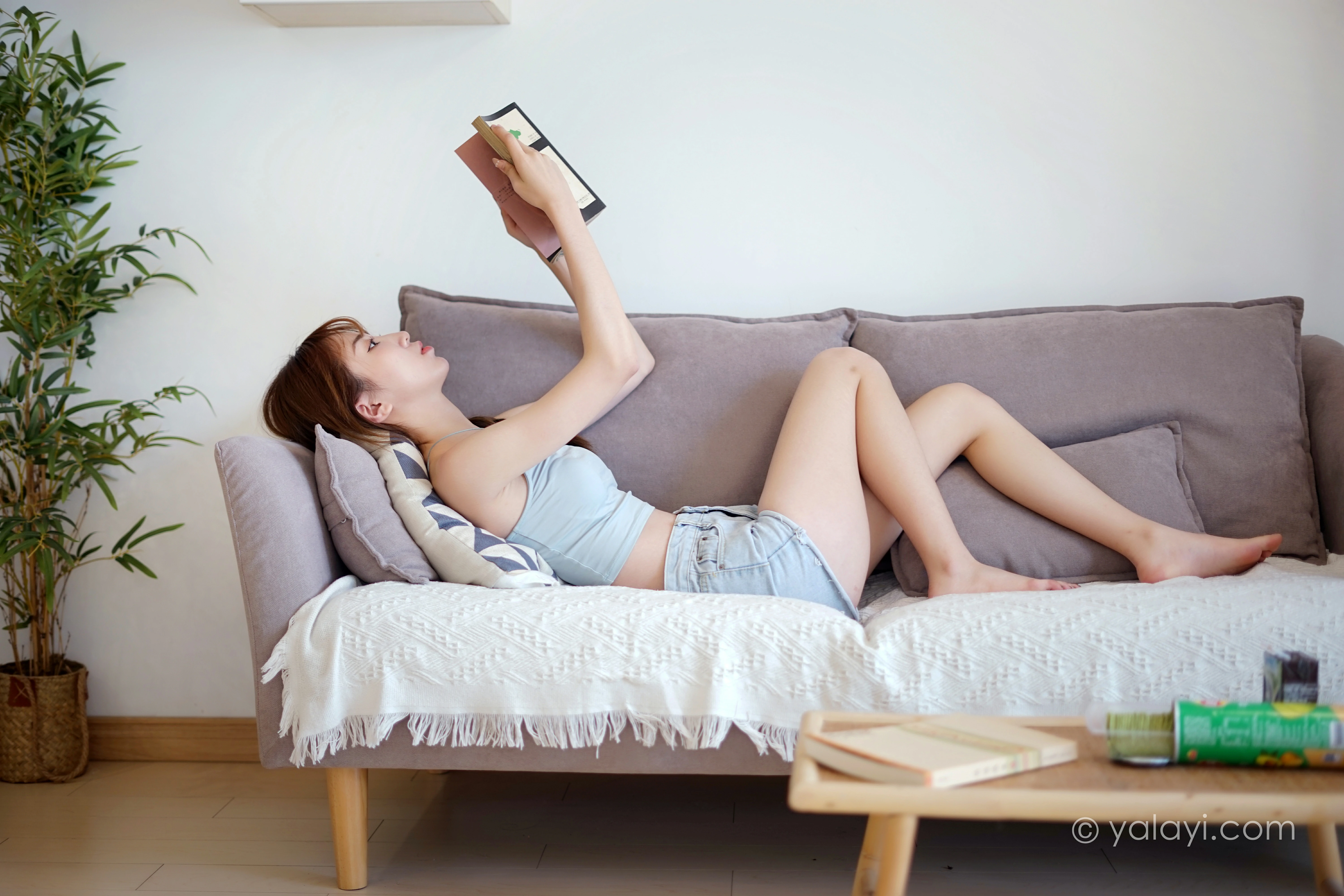 [YALAYI雅拉伊]NO.758 诗和远方 小乔 灰色小背心加牛仔热裤居家私房写真集第9张