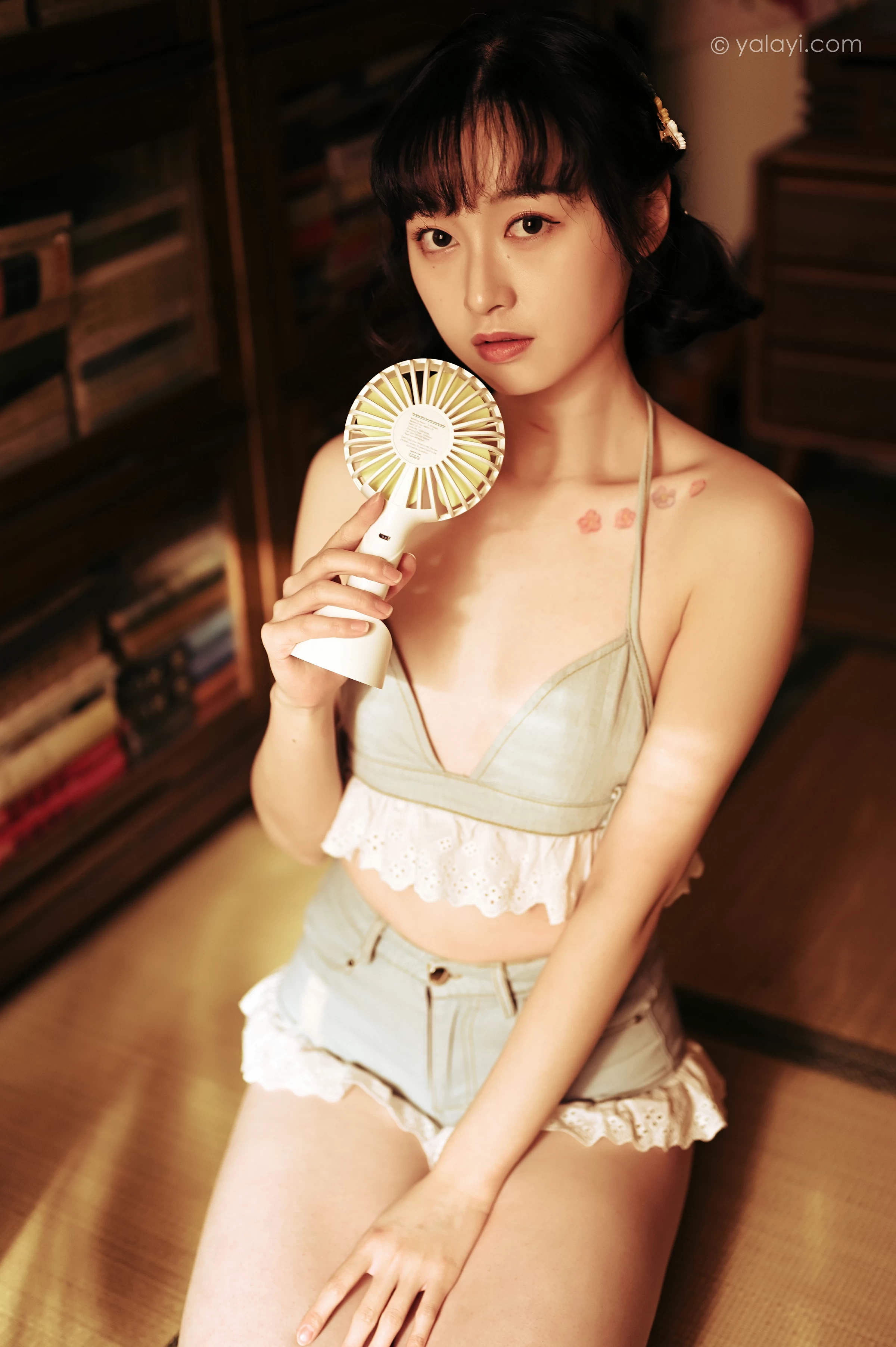 [YALAYI雅拉伊]NO.752 《新半藏深林》 京京 灰色情趣内衣加短裤性感写真集第4张