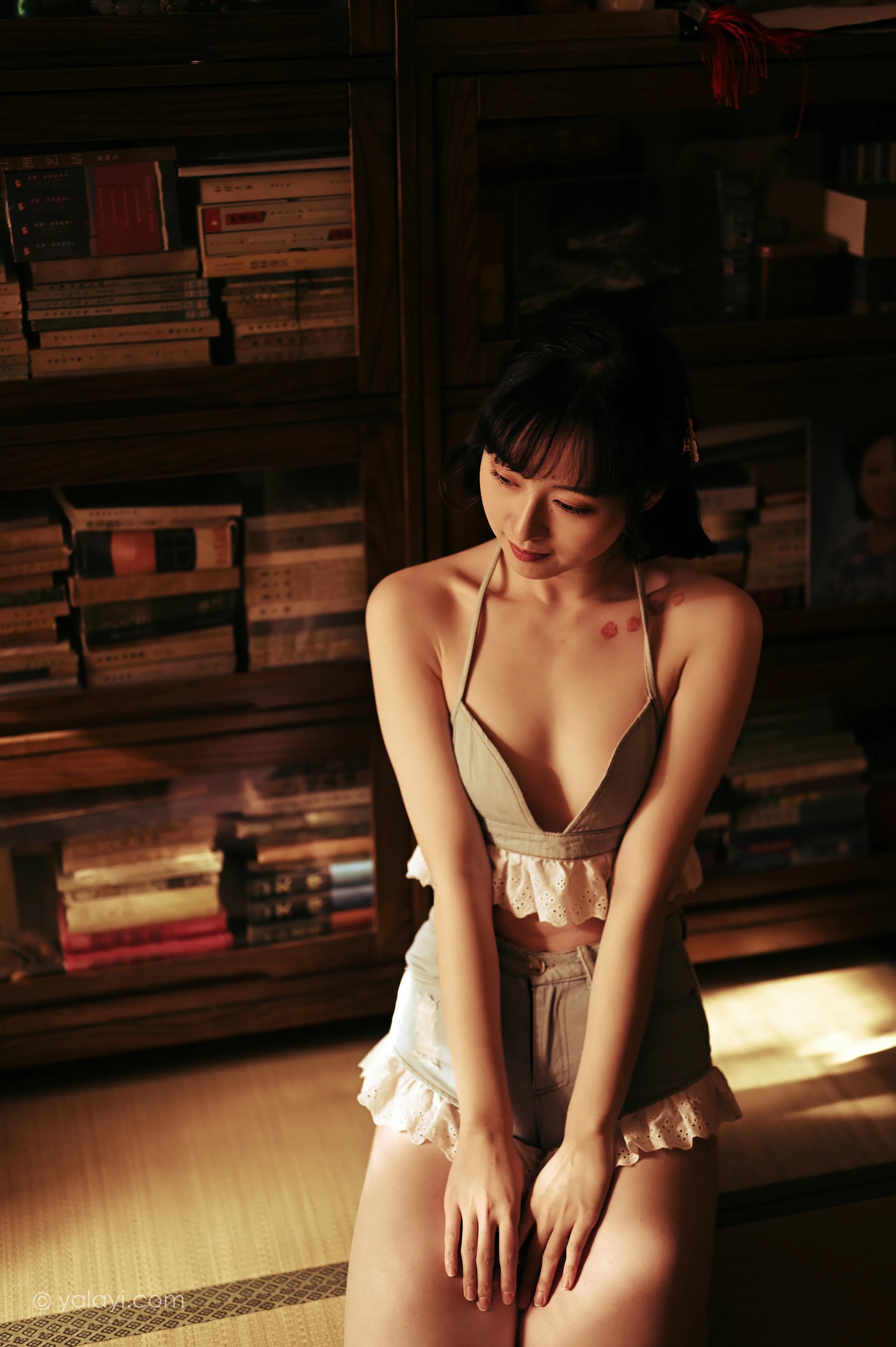 [YALAYI雅拉伊]NO.752 《新半藏深林》 京京 灰色情趣内衣加短裤性感写真集第10张