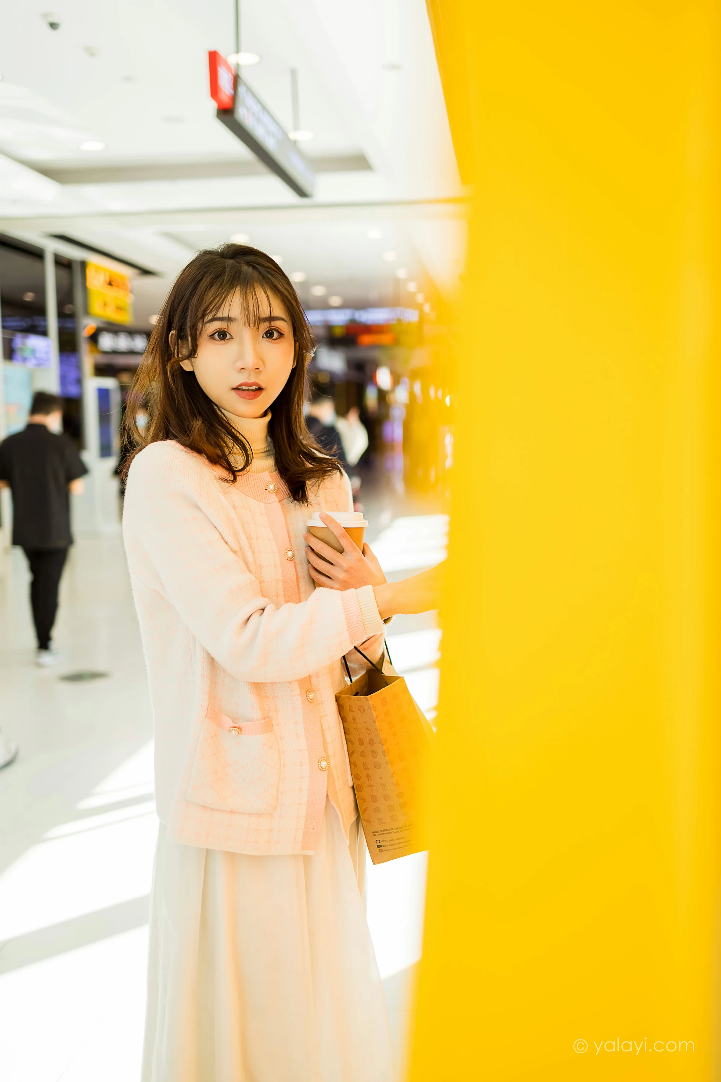 [YALAYI雅拉伊]NO.750 《甜蜜约会》 果果 粉色外套加白色长裙街拍写真第11张