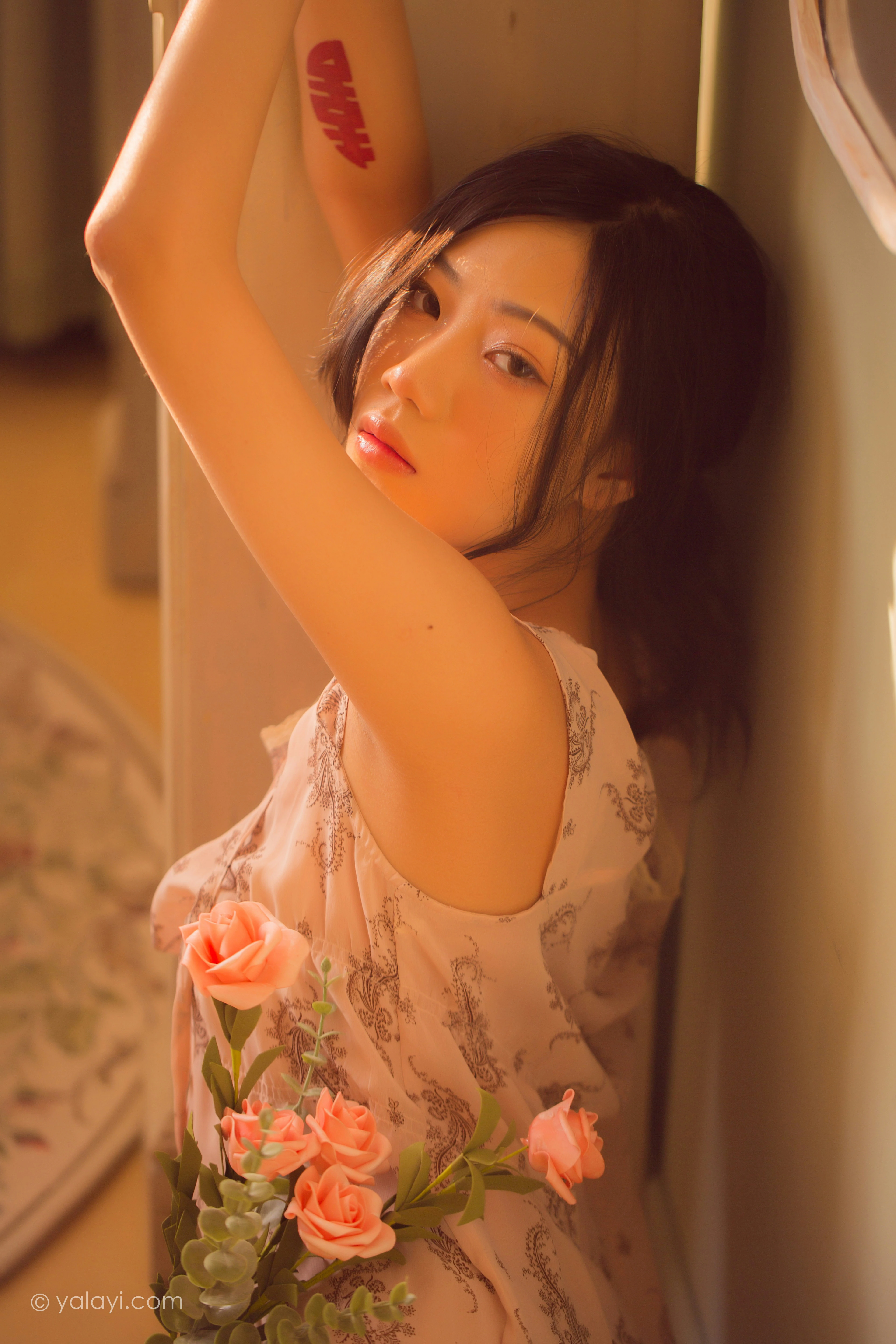 [YALAYI雅拉伊]NO.761 暂时的花儿 橘子 白色抹胸睡衣性感私房写真集第13张