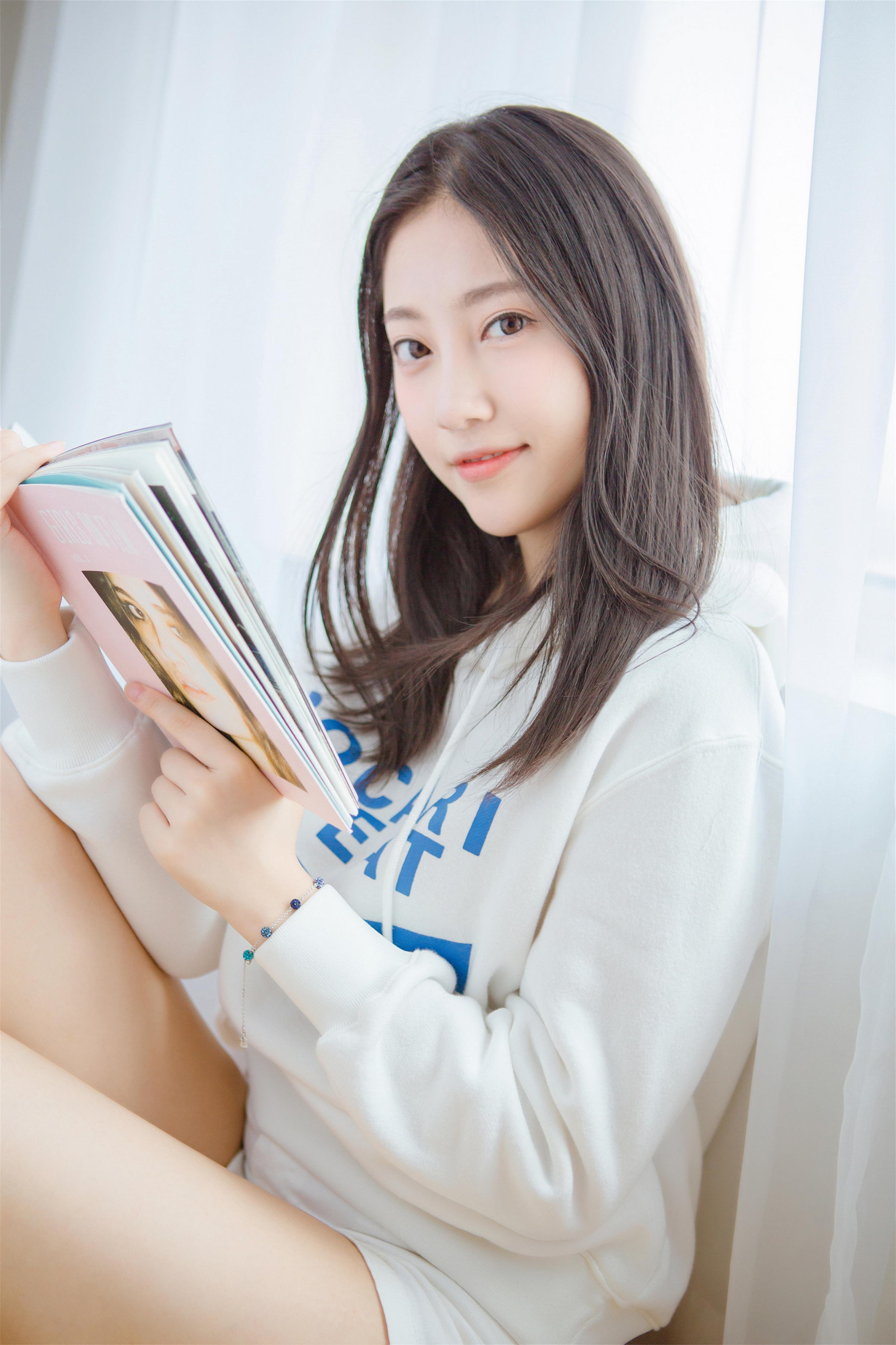 [YALAYI雅拉伊]2022.10.14 微甜的梦 阳光少女 白色卫衣加白色短裤清纯写真集第9张