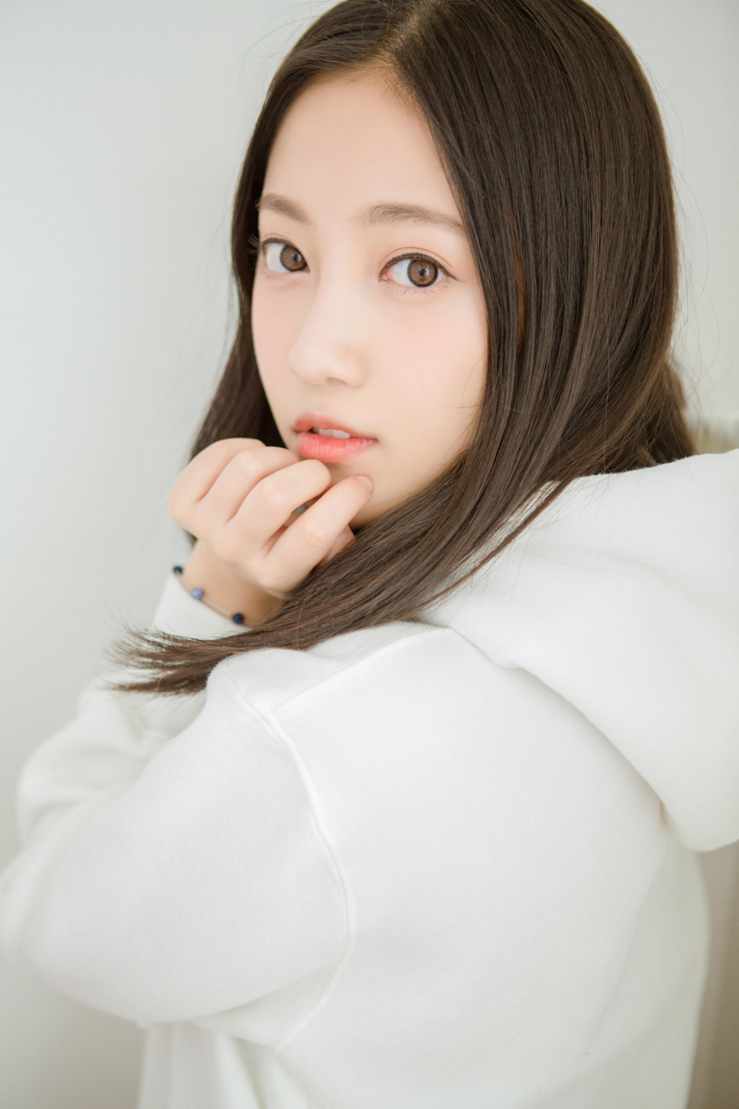 [YALAYI雅拉伊]2022.10.14 微甜的梦 阳光少女 白色卫衣加白色短裤清纯写真集第9张