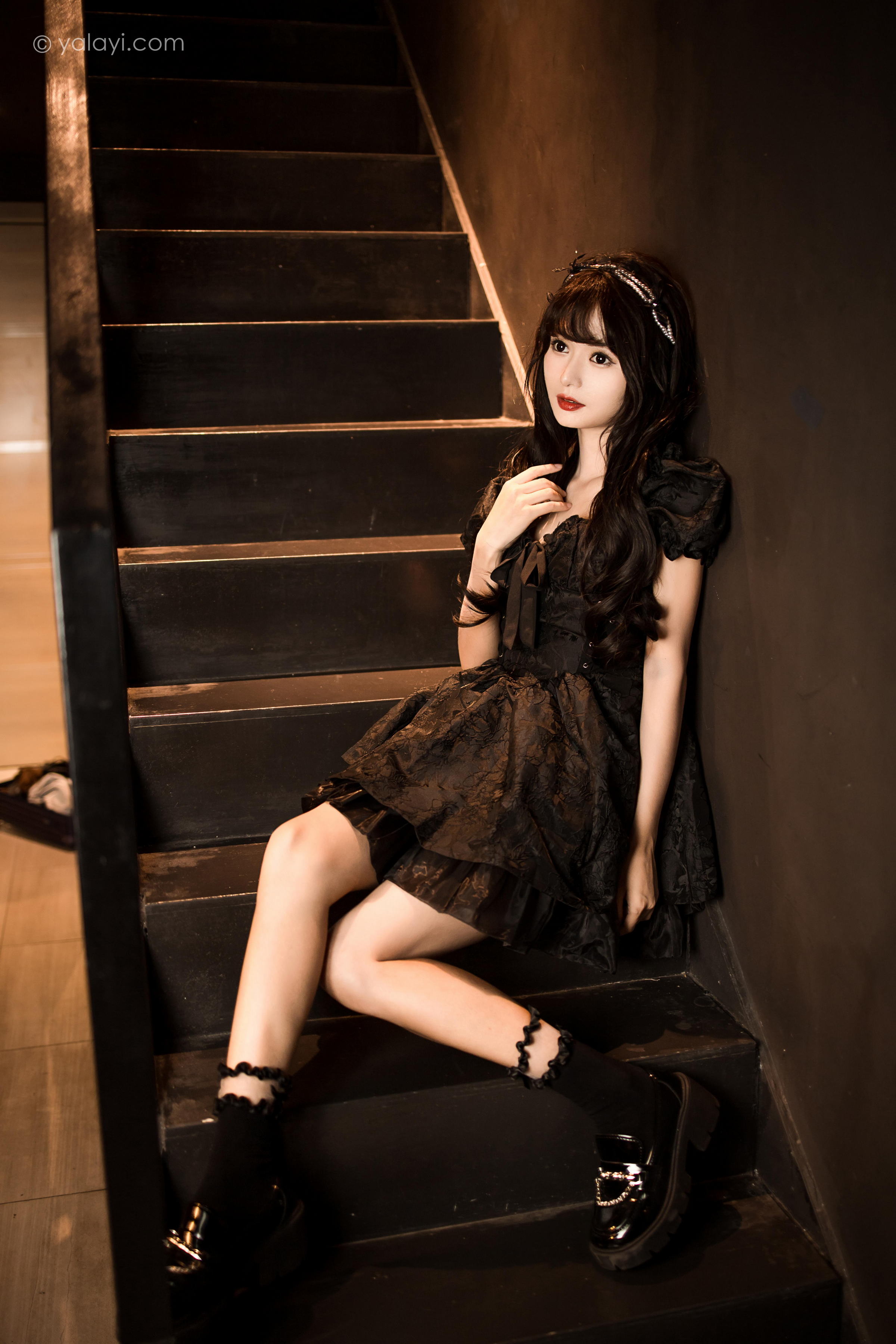 [YALAYI雅拉伊]2022.10.17 手办女友 小亭 黑色蕾丝连衣裙加黑色丝袜美腿清纯写真集第2张