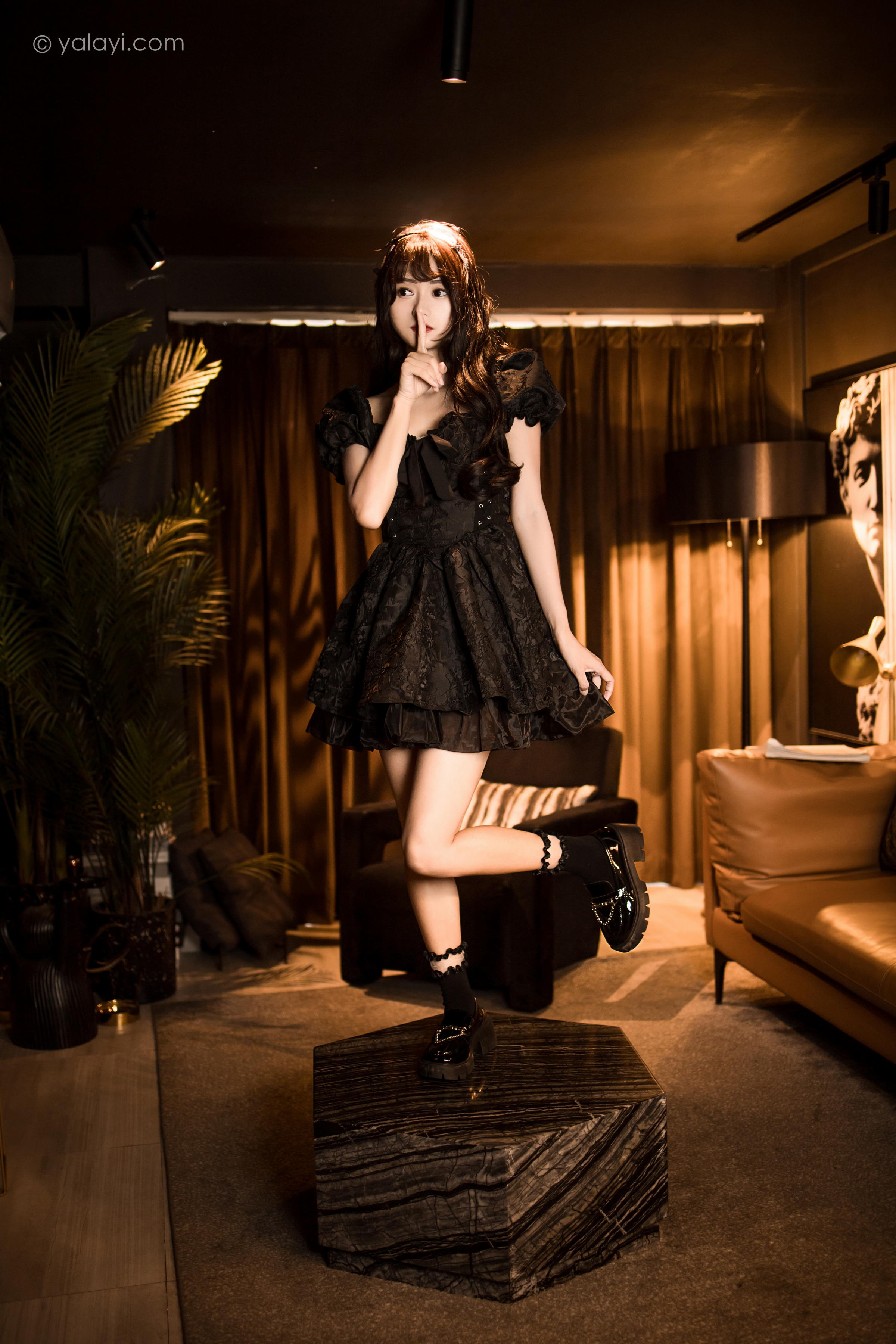 [YALAYI雅拉伊]2022.10.17 手办女友 小亭 黑色蕾丝连衣裙加黑色丝袜美腿清纯写真集第8张