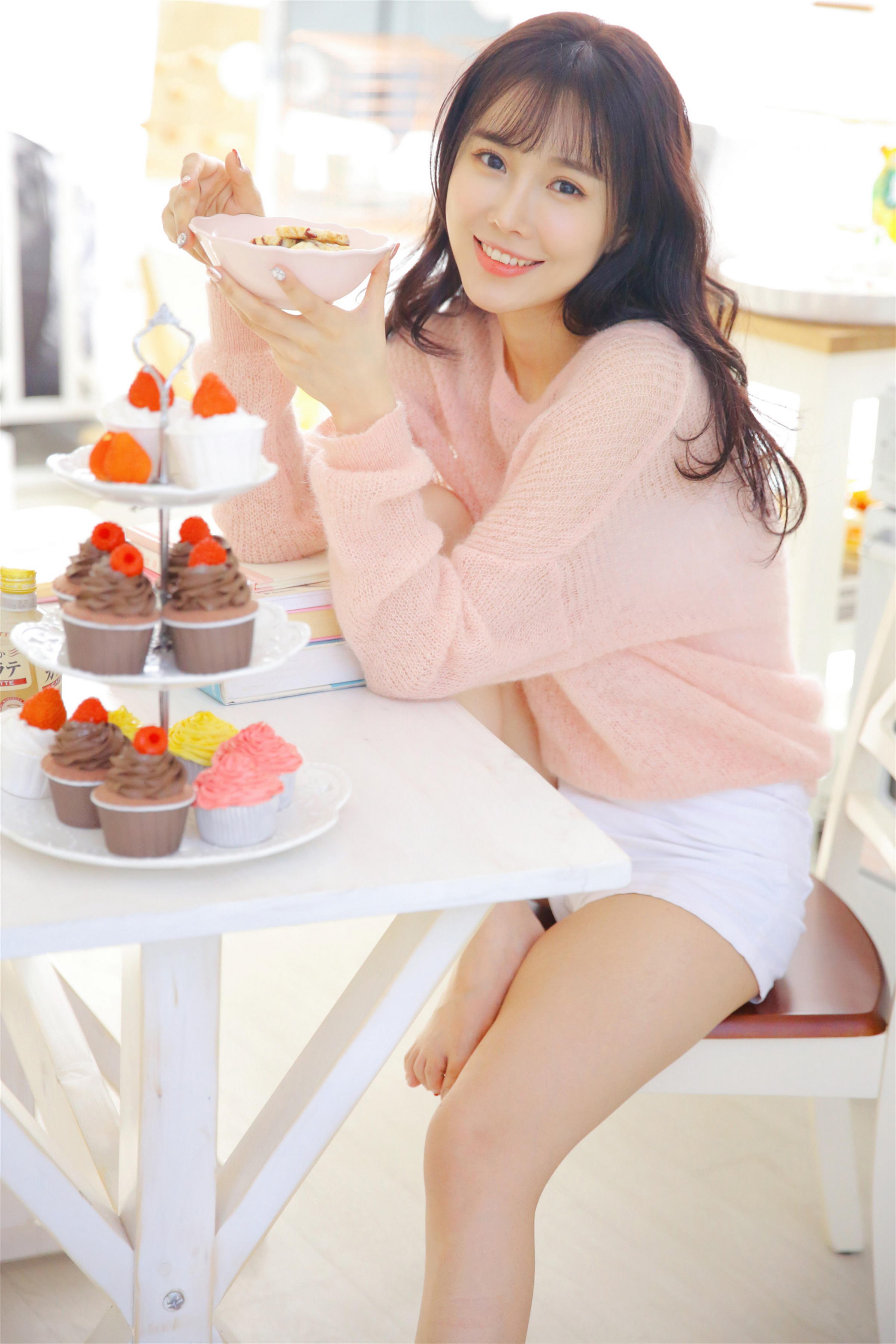 [YALAYI雅拉伊]2022.10.24 恋爱的味道 清纯少女 粉色镂空毛衣加白色短裤写真集第4张