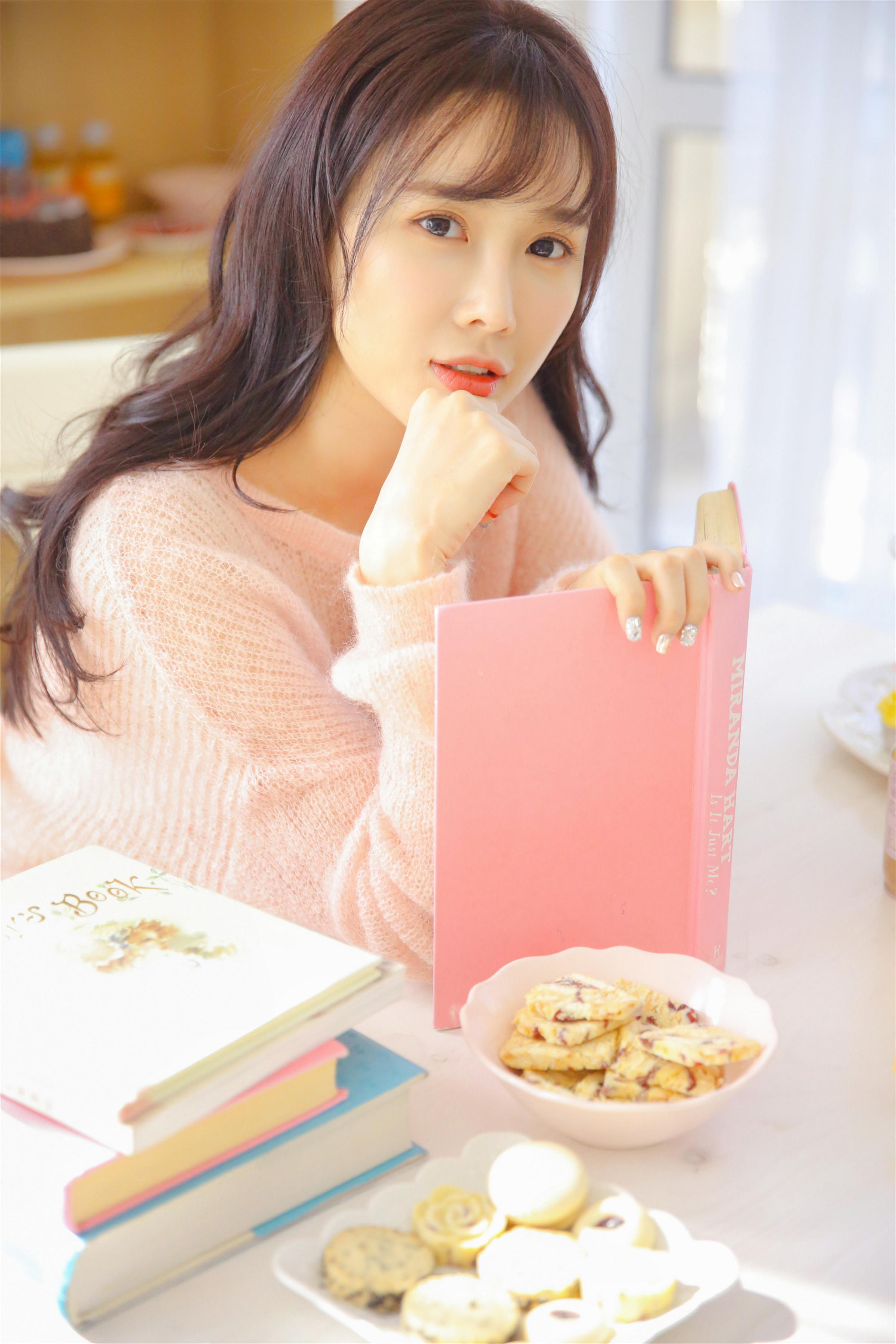 [YALAYI雅拉伊]2022.10.24 恋爱的味道 清纯少女 粉色镂空毛衣加白色短裤写真集第1张