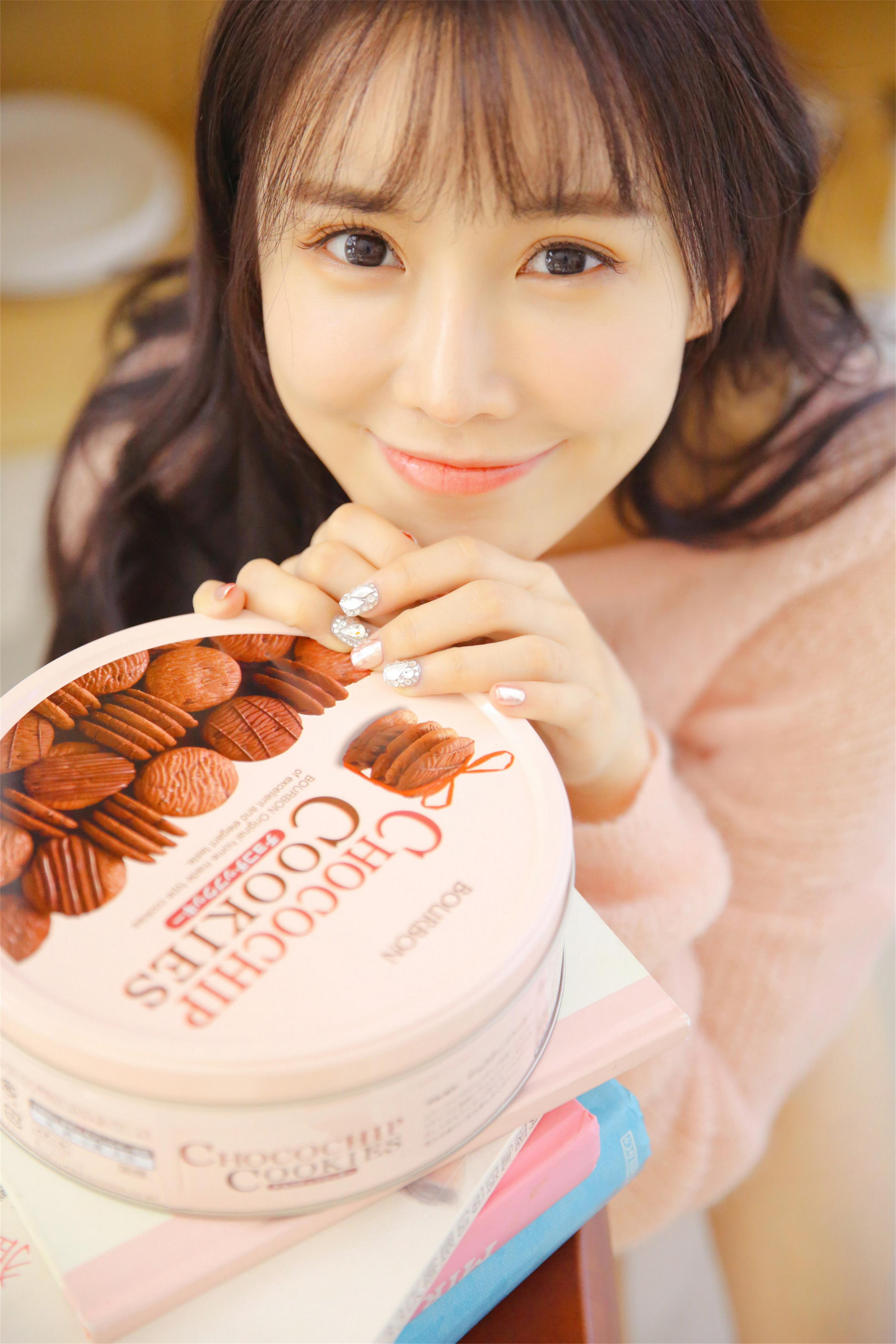 [YALAYI雅拉伊]2022.10.24 恋爱的味道 清纯少女 粉色镂空毛衣加白色短裤写真集第9张