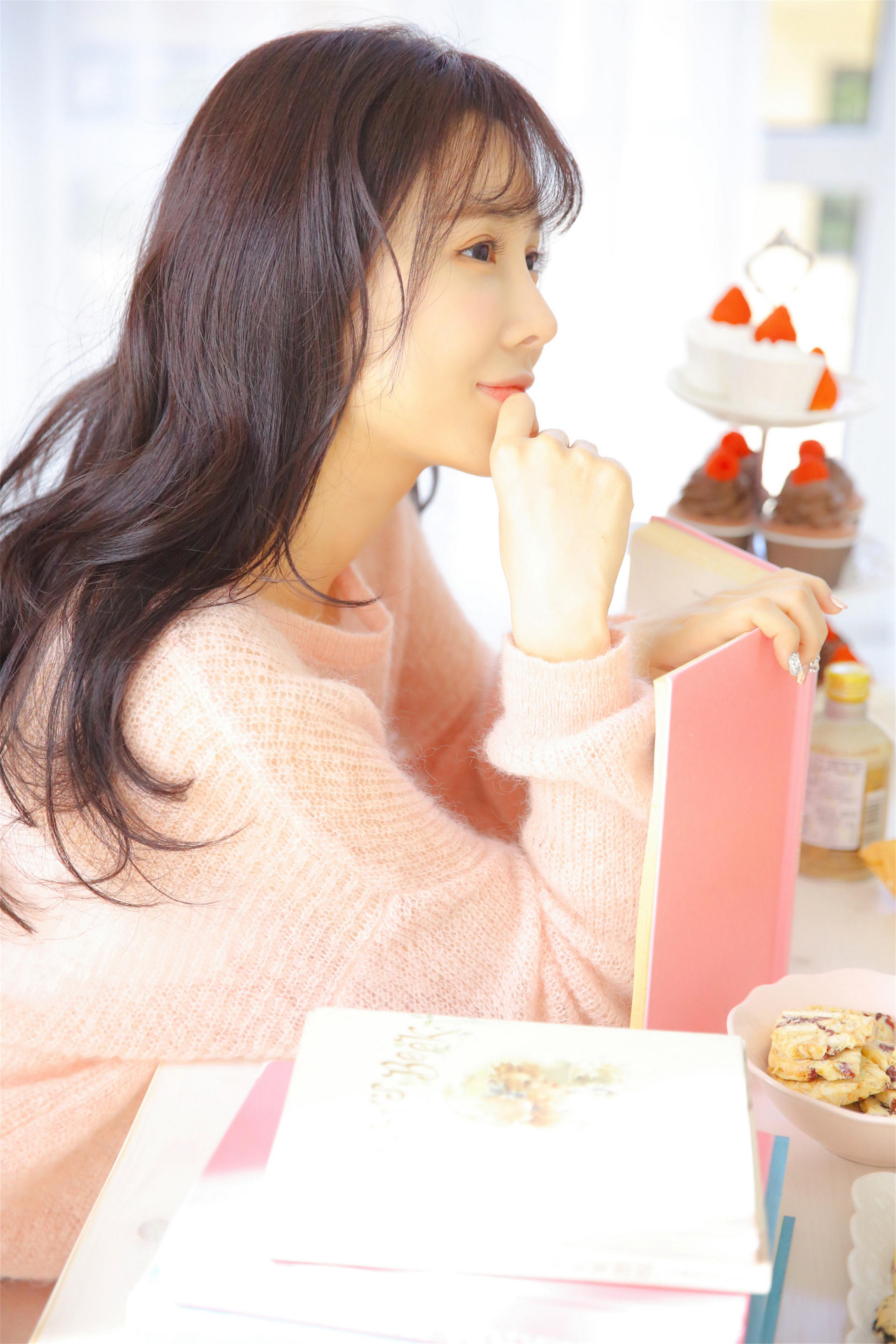 [YALAYI雅拉伊]2022.10.24 恋爱的味道 清纯少女 粉色镂空毛衣加白色短裤写真集第1张