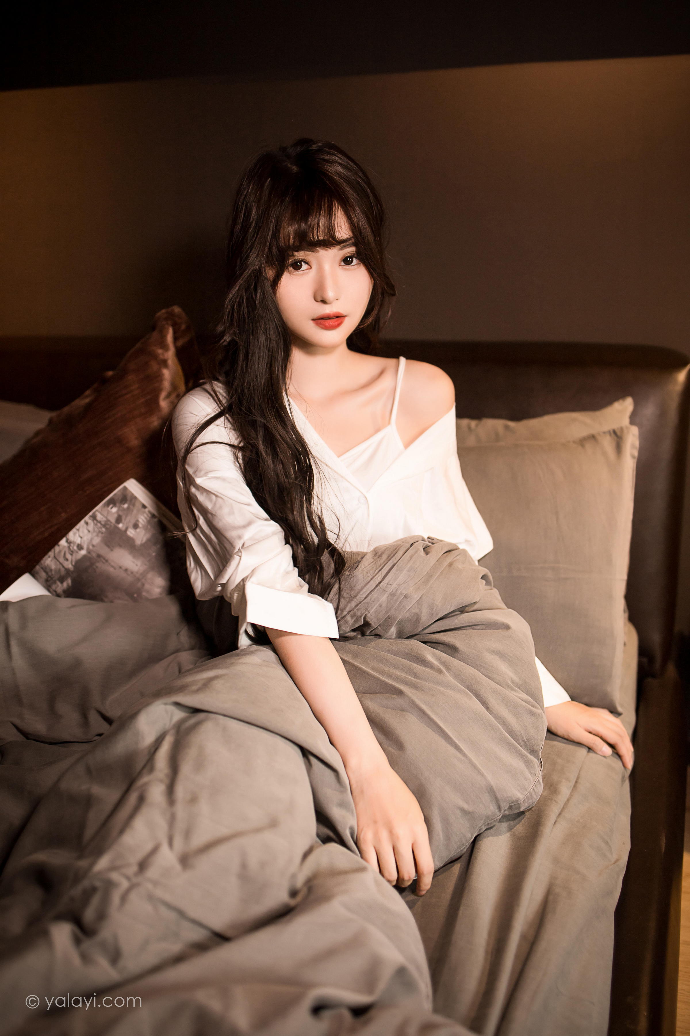 [YALAYI雅拉伊]2022.10.25 温婉如玉 小亭 白色真丝睡衣加性感内衣私房写真集第3张