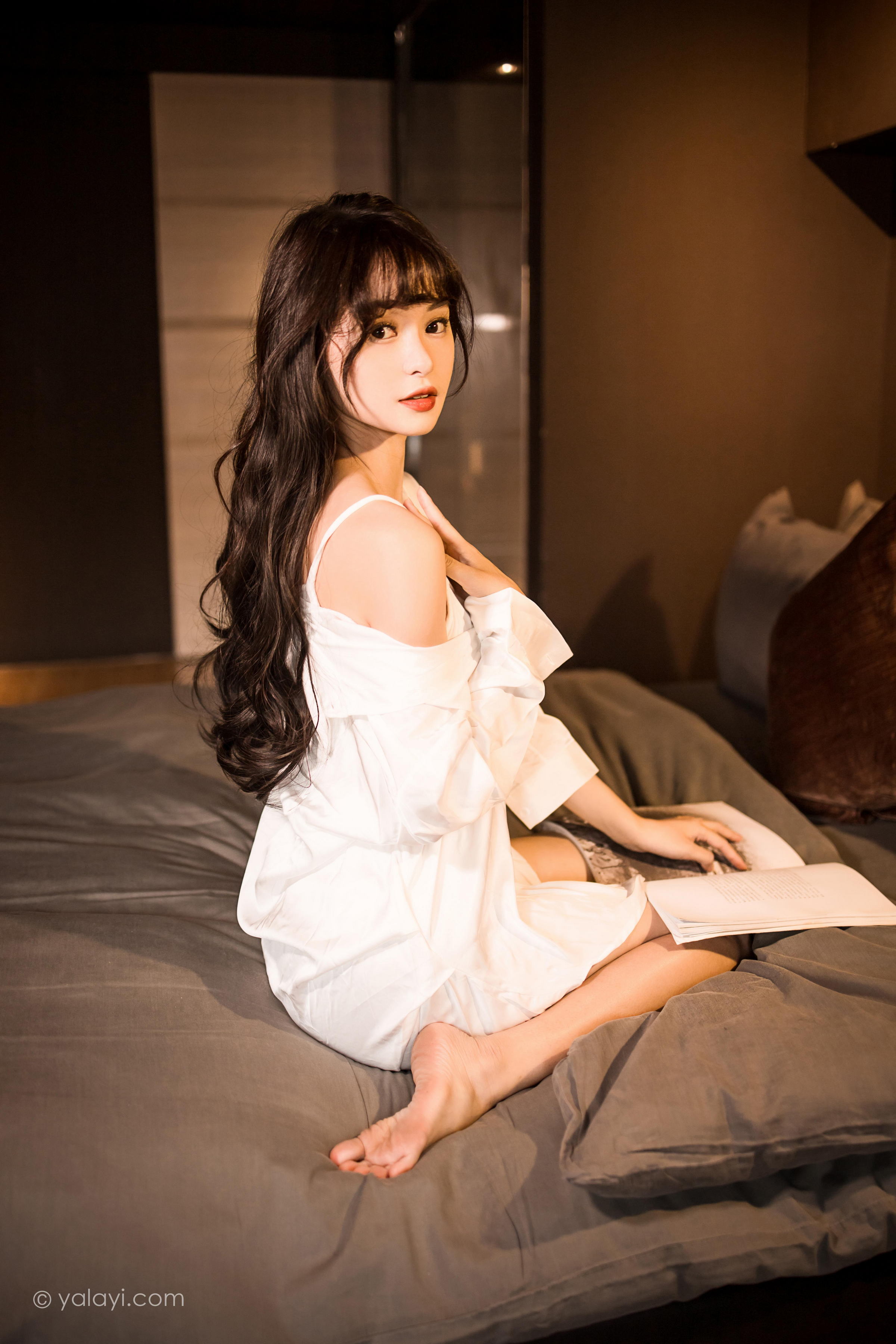 [YALAYI雅拉伊]2022.10.25 温婉如玉 小亭 白色真丝睡衣加性感内衣私房写真集第14张