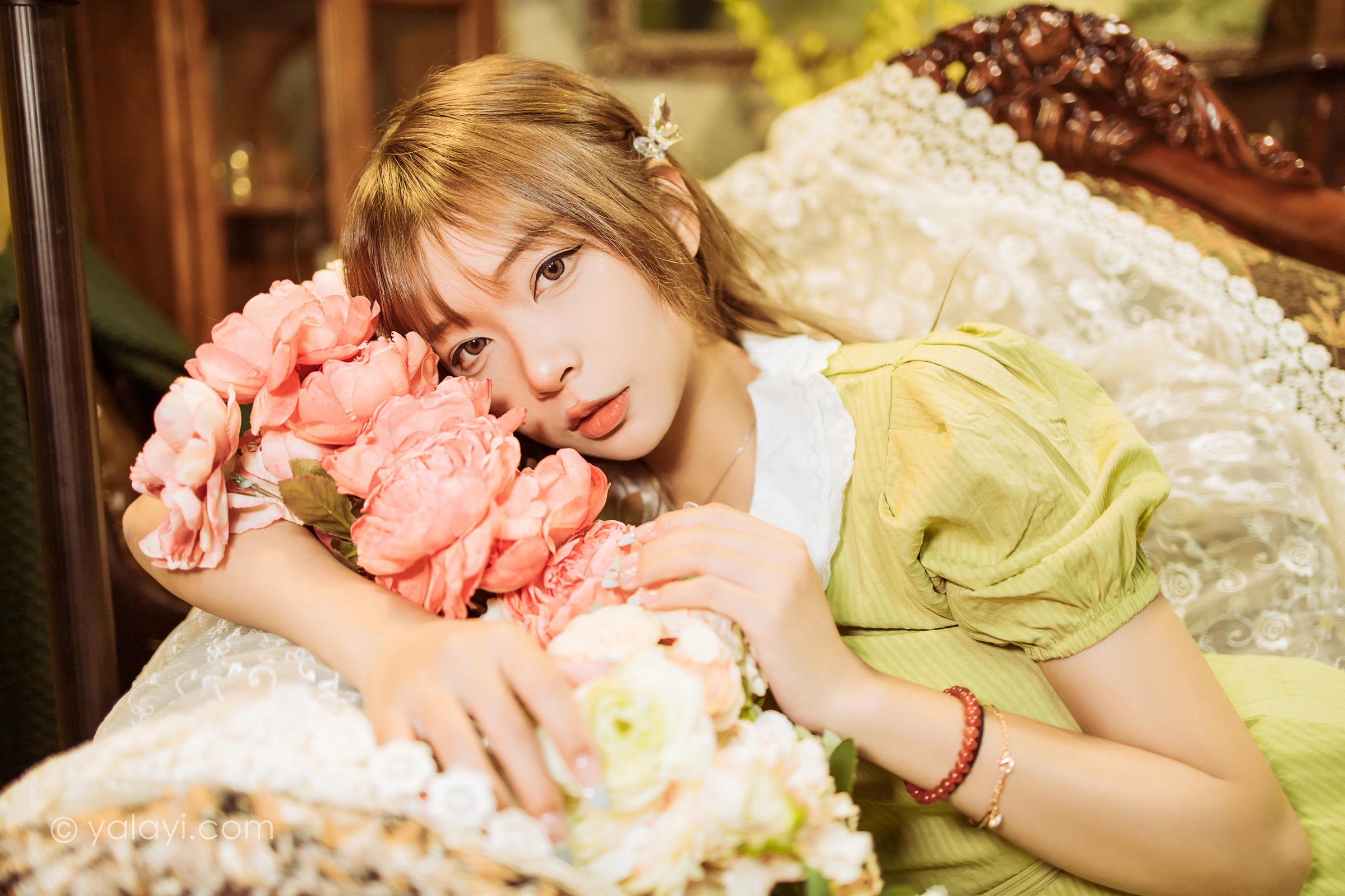 [YALAYI雅拉伊]2022.11.08 岁月 阿禾 淡黄色复古连衣裙居家清纯写真集第4张