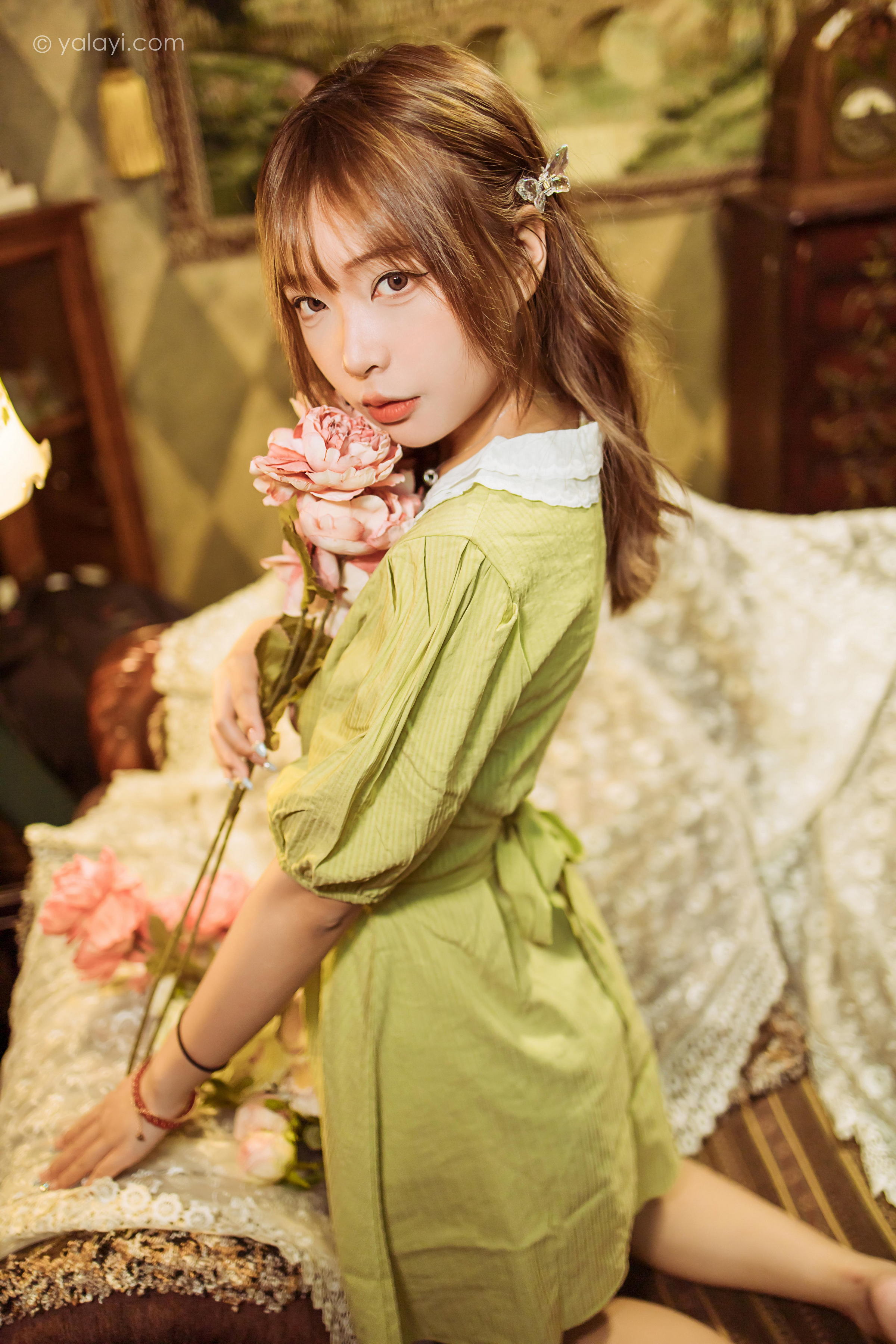 [YALAYI雅拉伊]2022.11.08 岁月 阿禾 淡黄色复古连衣裙居家清纯写真集第2张