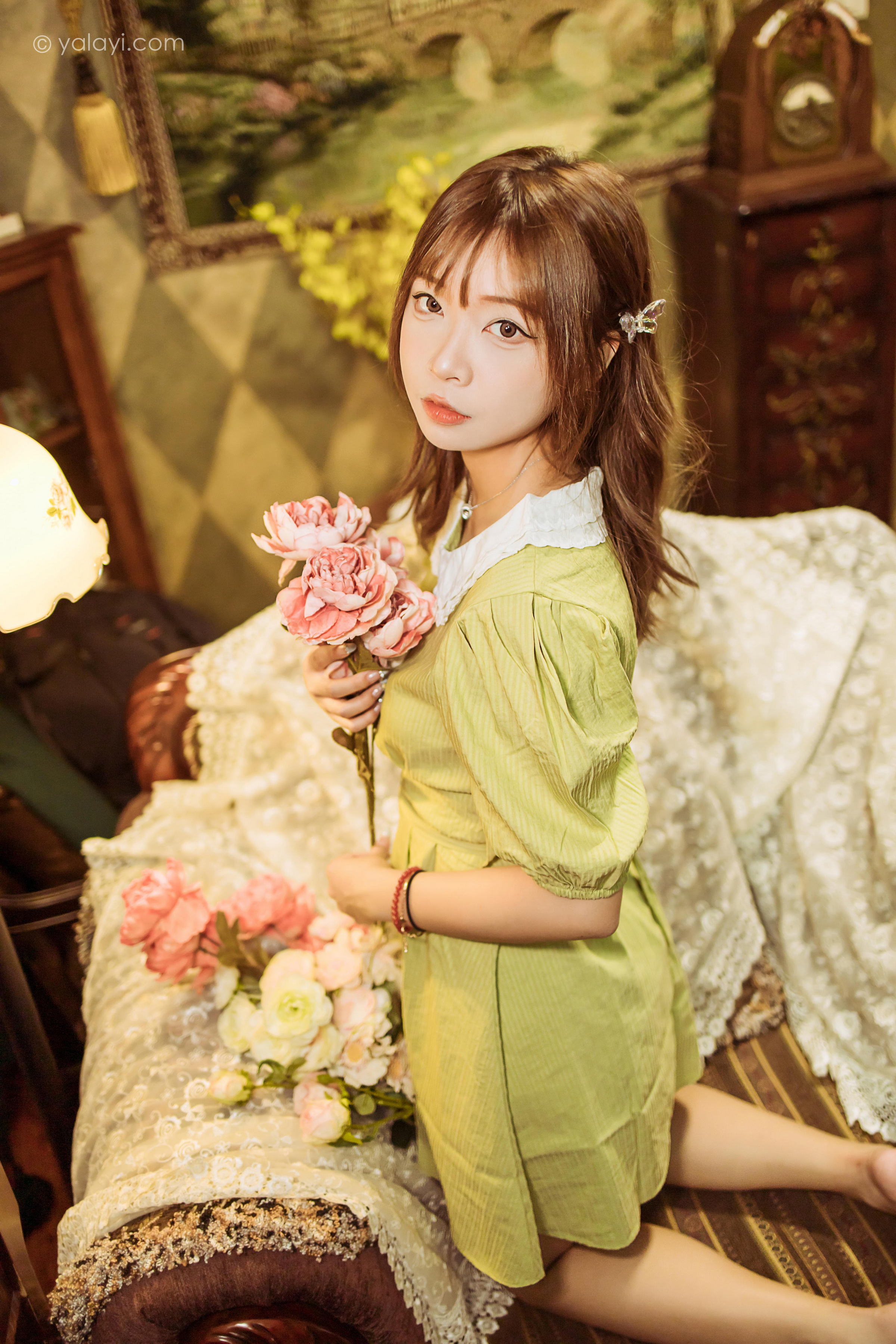 [YALAYI雅拉伊]2022.11.08 岁月 阿禾 淡黄色复古连衣裙居家清纯写真集第14张