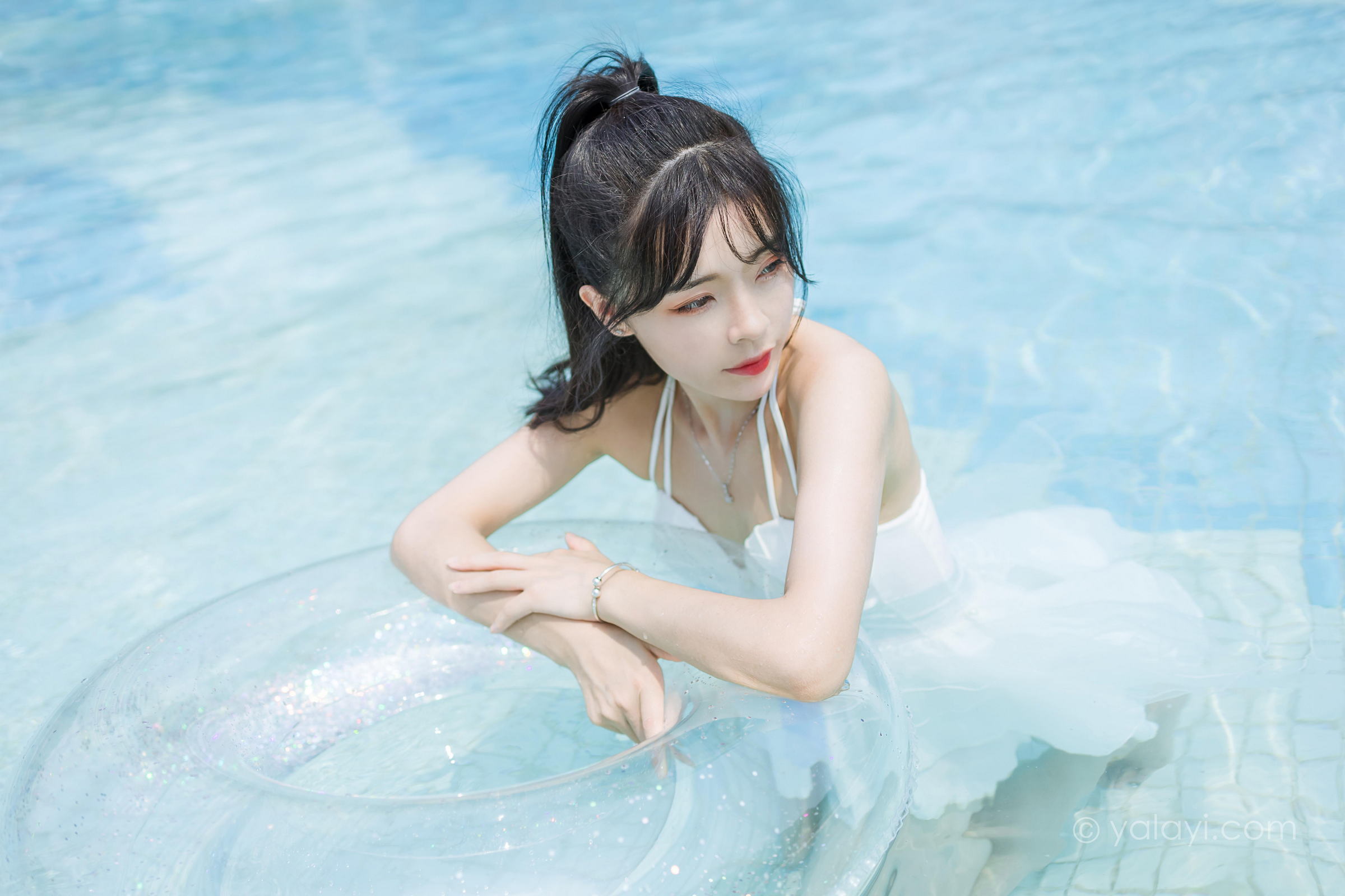 [YALAYI雅拉伊]2022.11.12 美人鱼 程小蝶 白色吊带比基尼泳装小短裙性感写真集第15张