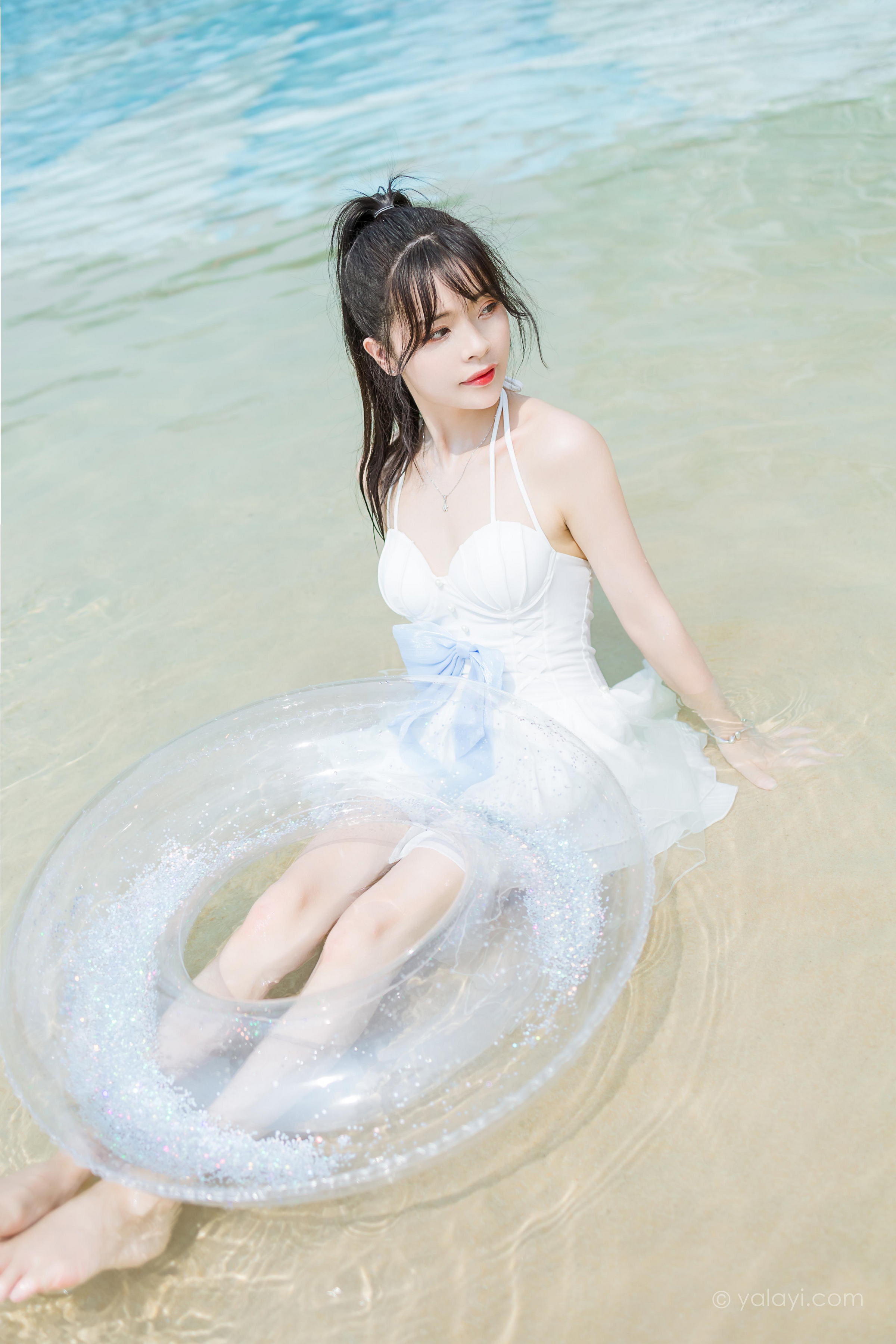 [YALAYI雅拉伊]2022.11.12 美人鱼 程小蝶 白色吊带比基尼泳装小短裙性感写真集第11张