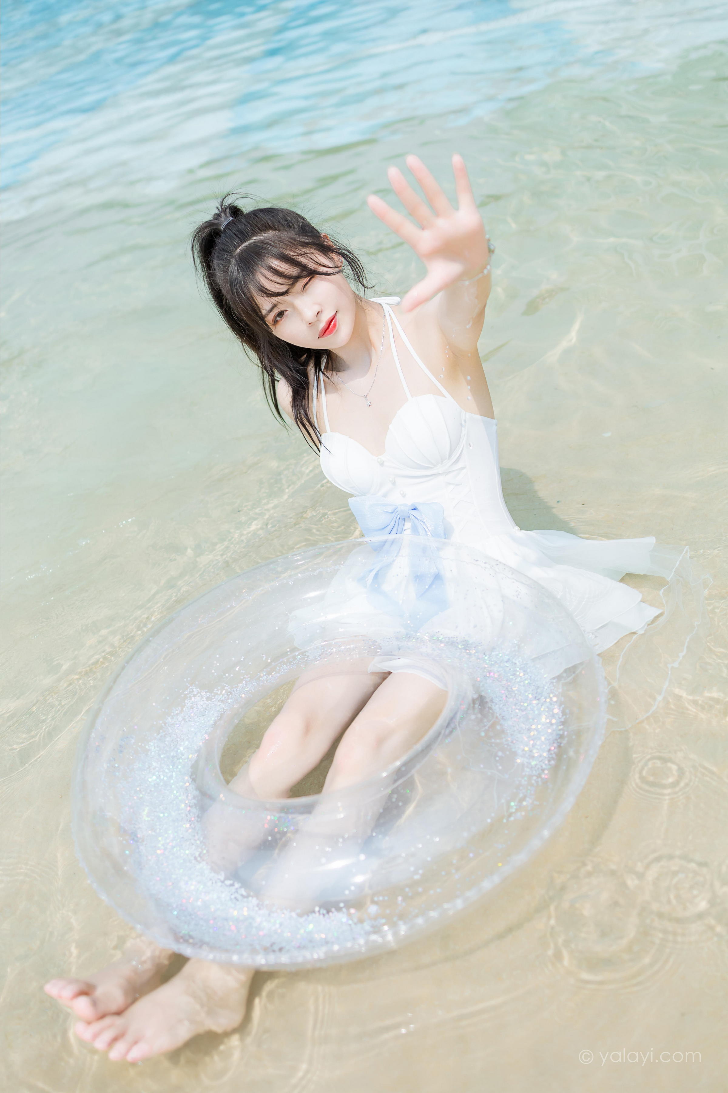 [YALAYI雅拉伊]2022.11.12 美人鱼 程小蝶 白色吊带比基尼泳装小短裙性感写真集第11张