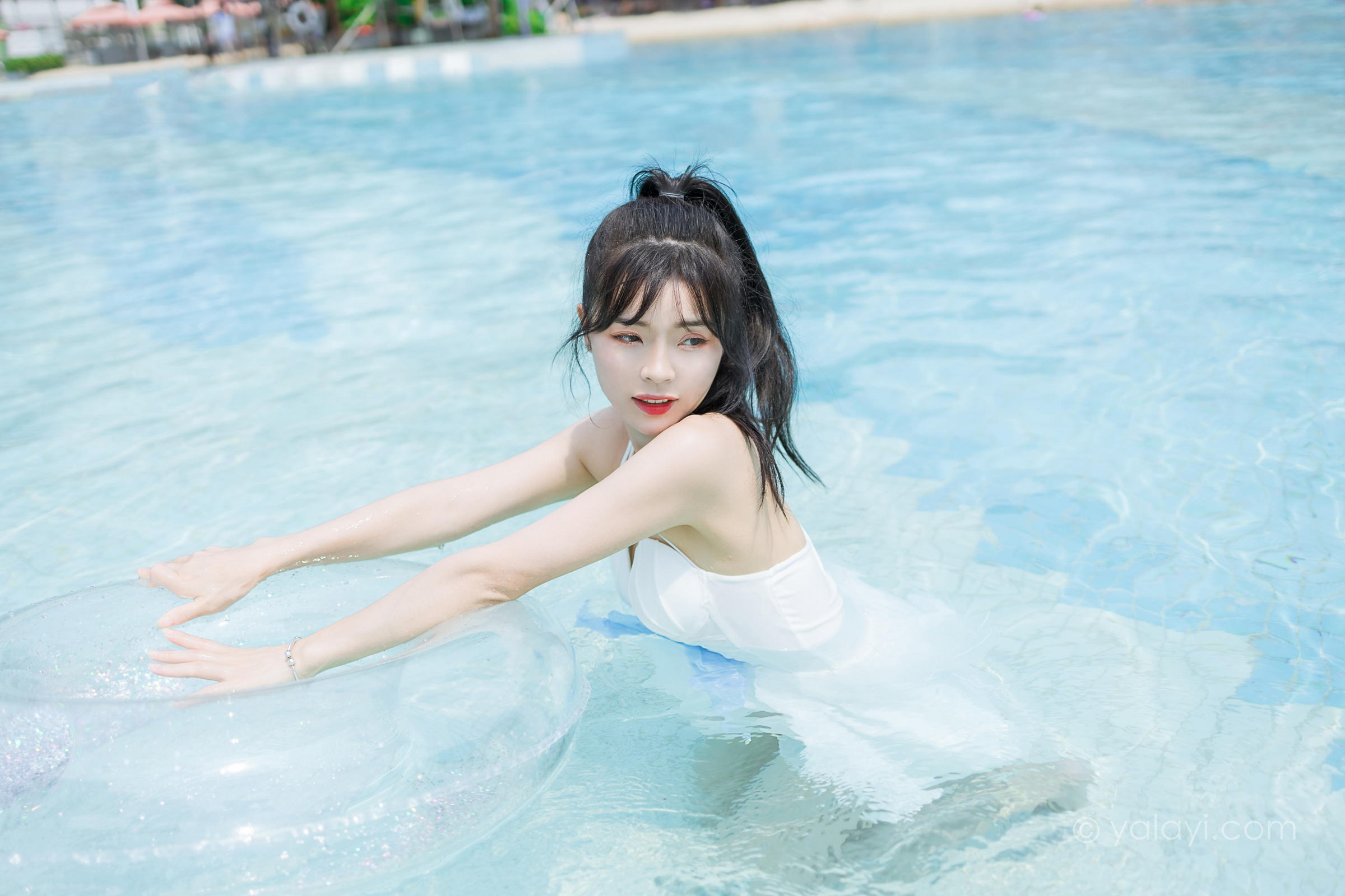 [YALAYI雅拉伊]2022.11.12 美人鱼 程小蝶 白色吊带比基尼泳装小短裙性感写真集第6张