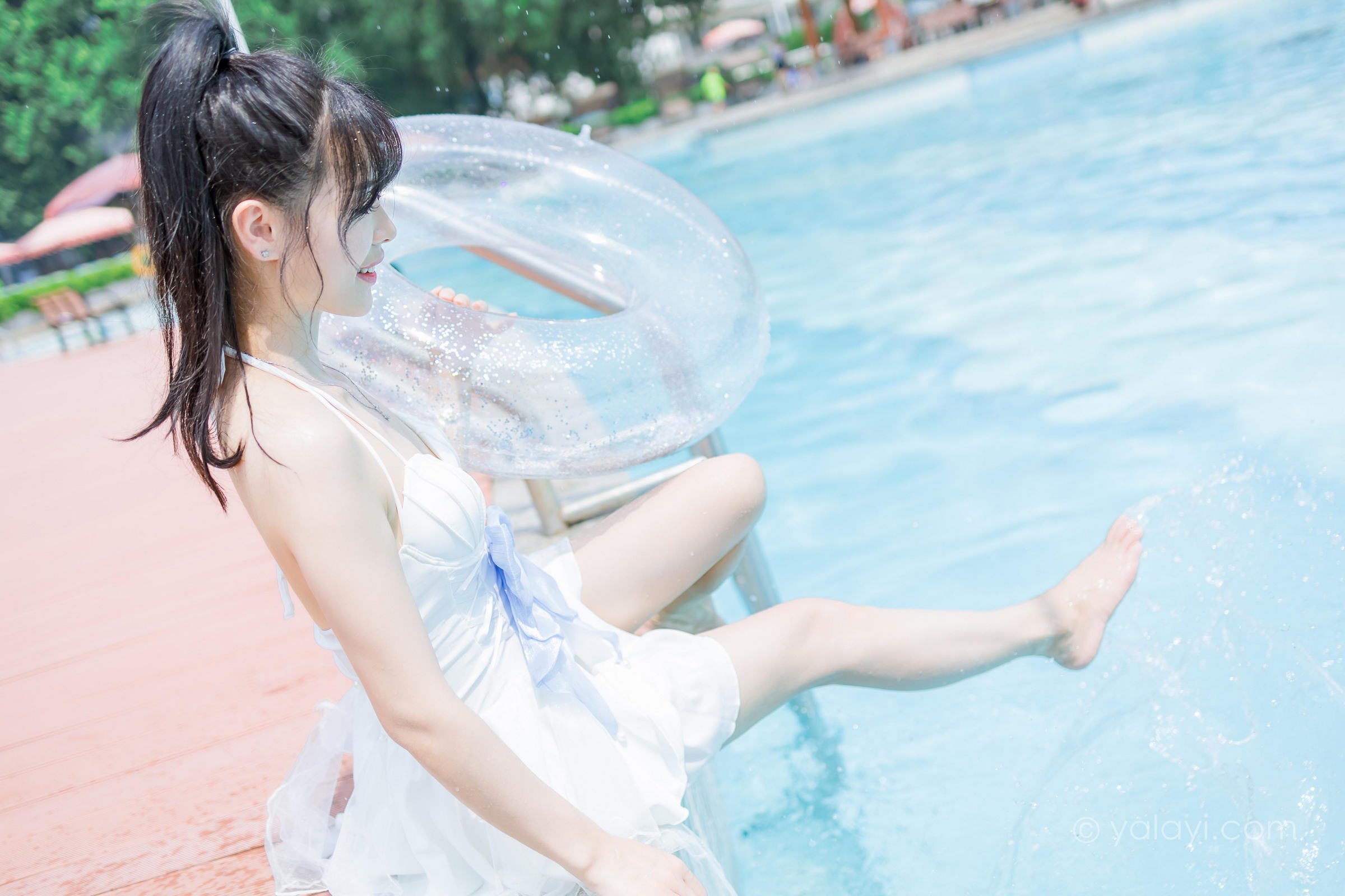 [YALAYI雅拉伊]2022.11.12 美人鱼 程小蝶 白色吊带比基尼泳装小短裙性感写真集第13张