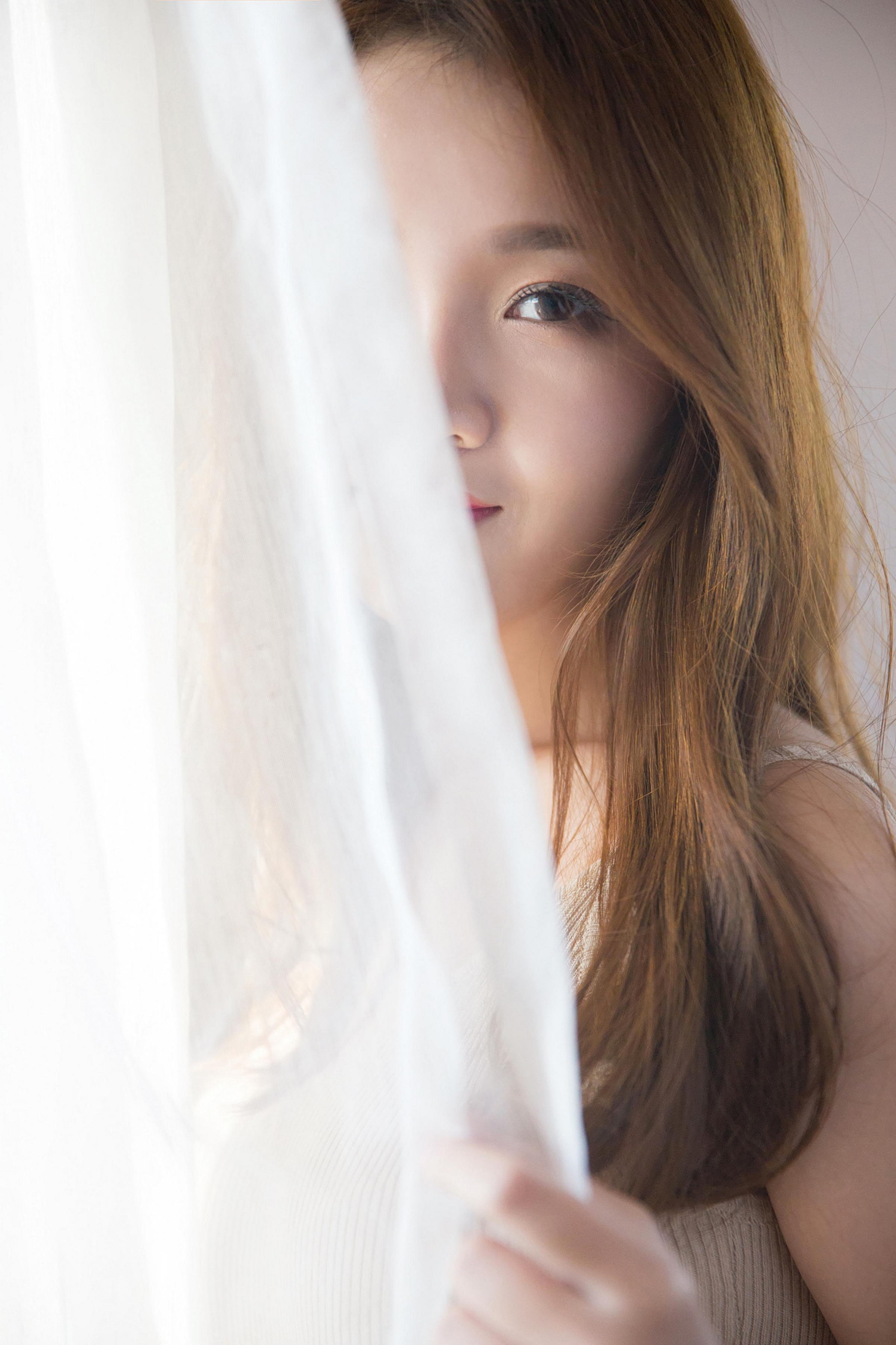 [YALAYI雅拉伊]2022.11.16 可爱的小美人儿 橙色外套加棕色吊带连衣裙居家清纯写真集第5张