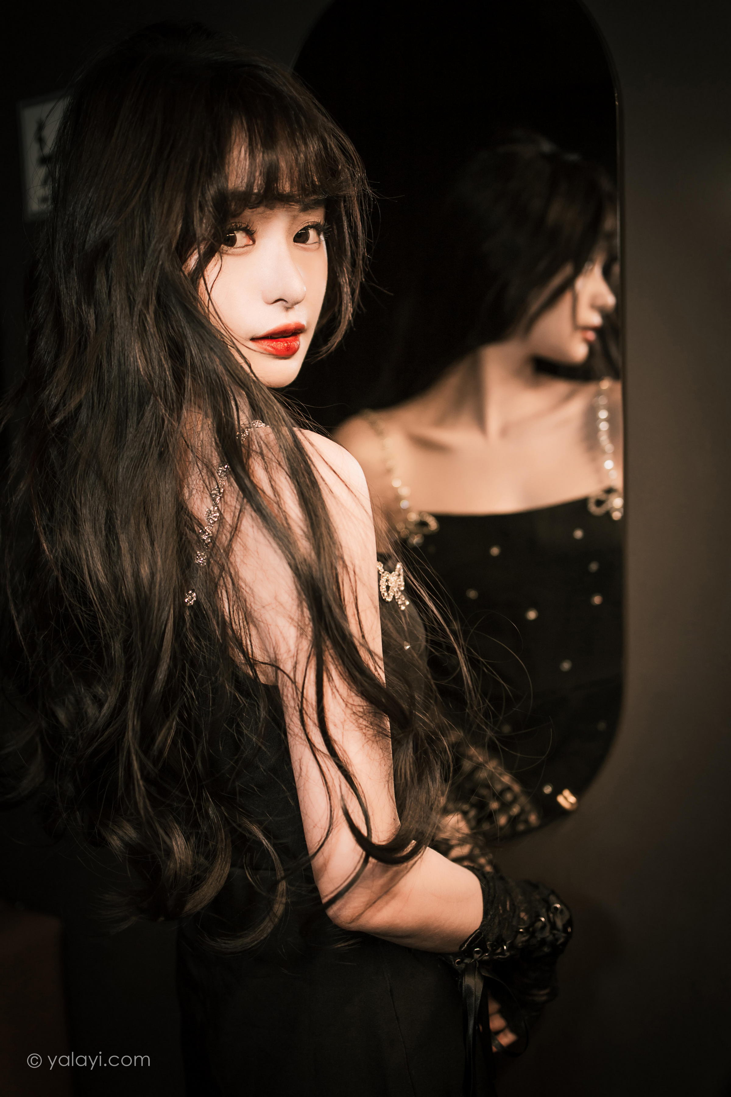 [YALAYI雅拉伊]2022.11.22 一丝忧郁 小亭 黑色吊带连衣裙加黑丝美腿性感复古写真集第12张