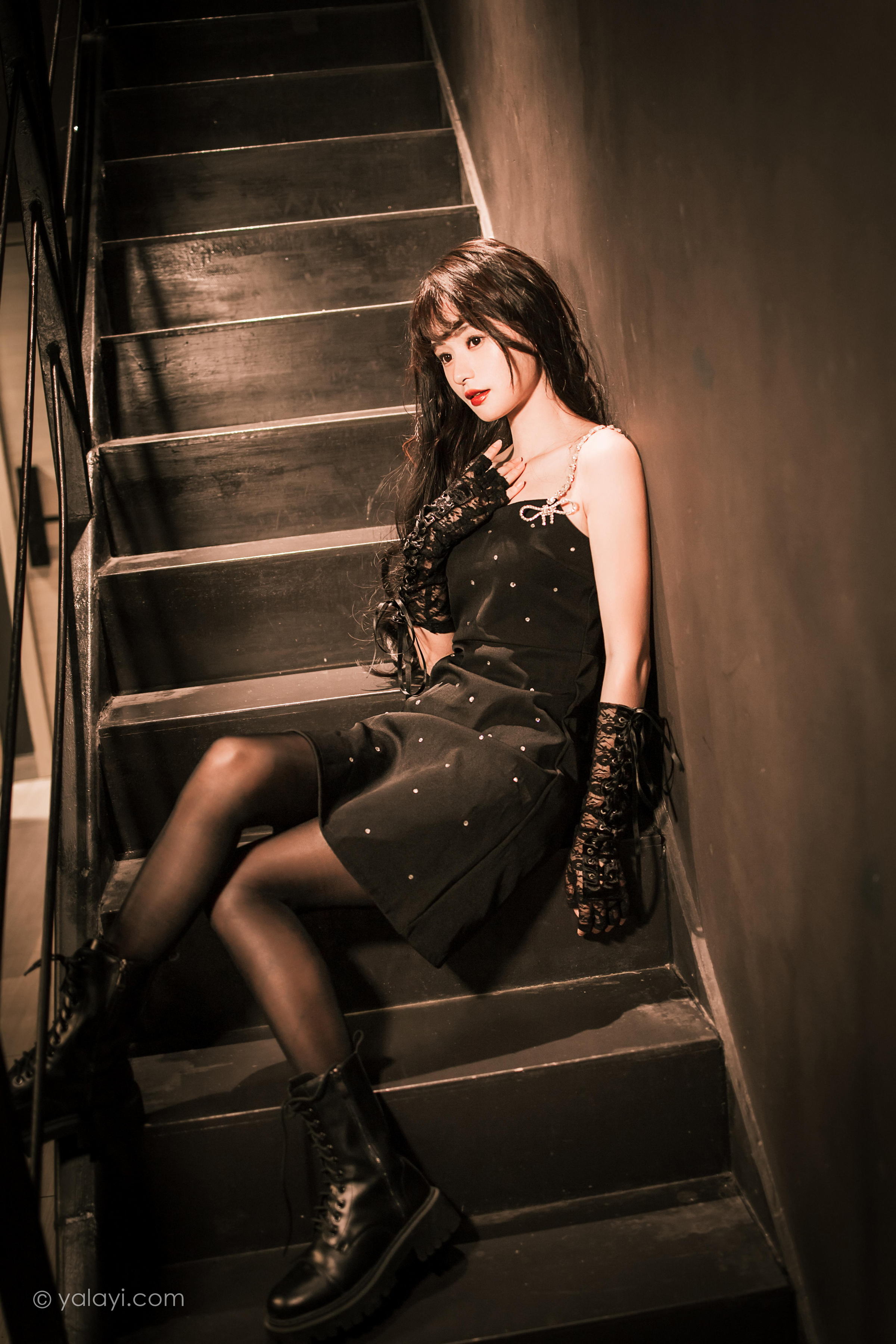 [YALAYI雅拉伊]2022.11.22 一丝忧郁 小亭 黑色吊带连衣裙加黑丝美腿性感复古写真集第7张