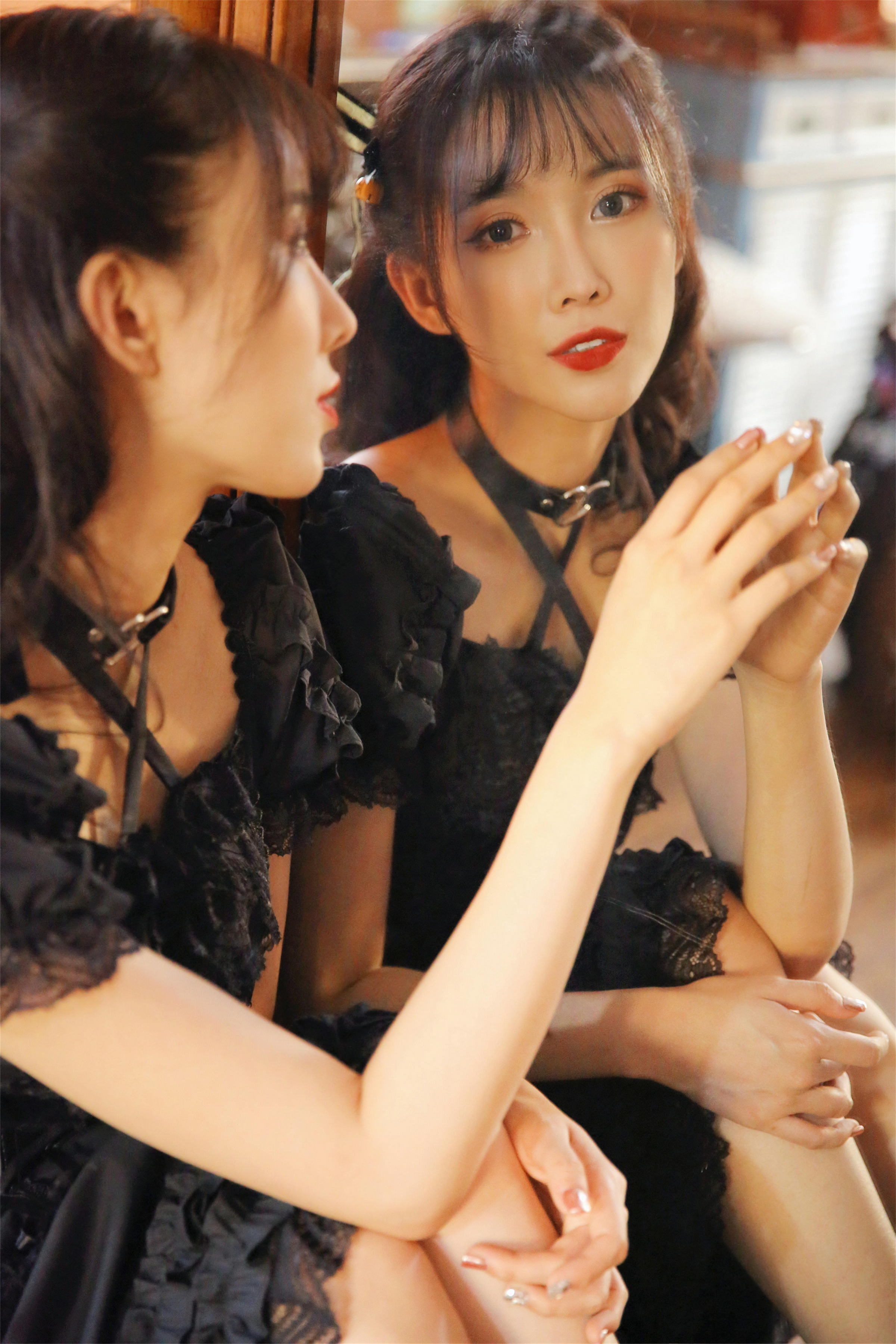 [YALAYI雅拉伊]2022.11.26 性感小妖精 黑色塑身蕾丝连衣裙复古私房写真集第9张