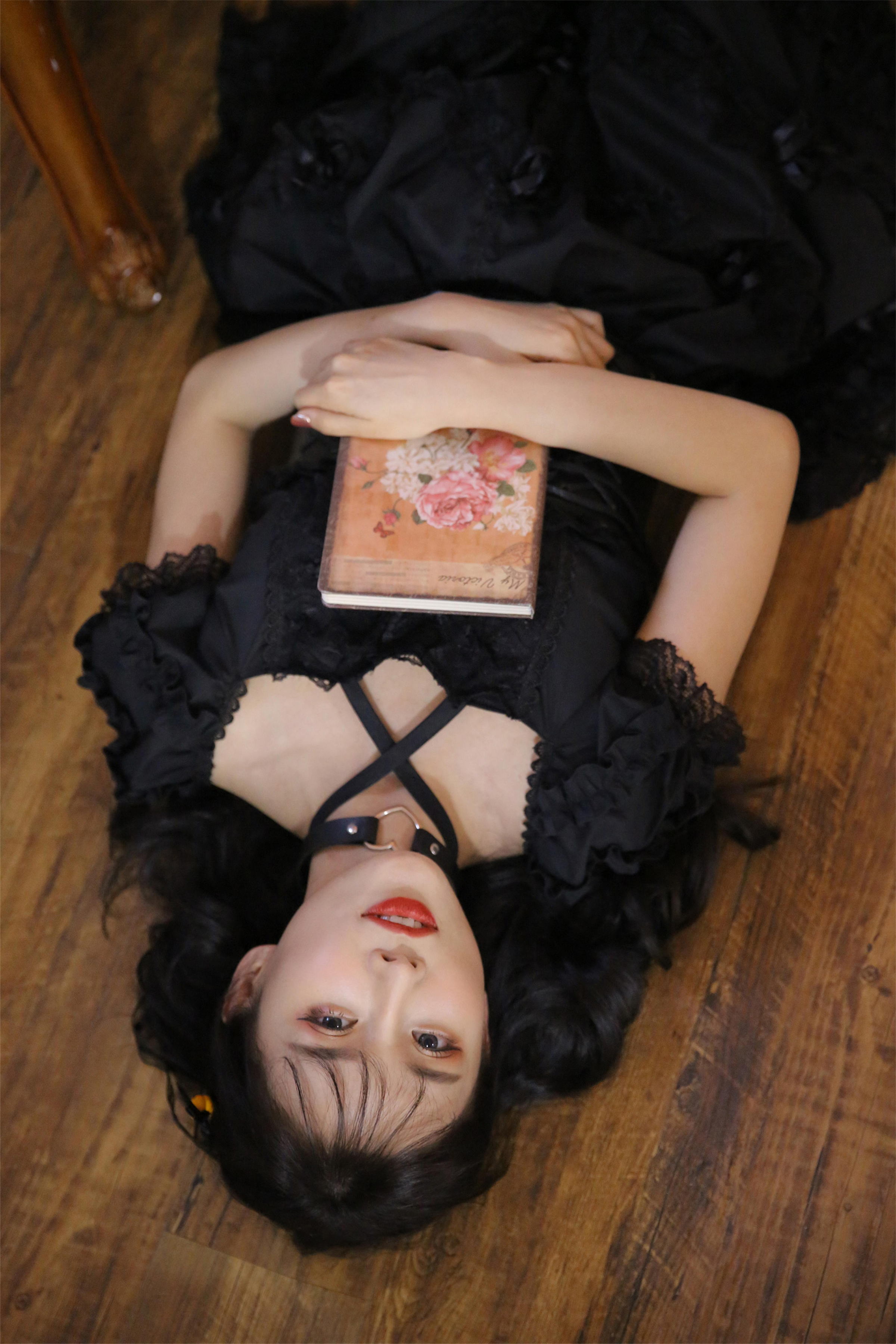 [YALAYI雅拉伊]2022.11.26 性感小妖精 黑色塑身蕾丝连衣裙复古私房写真集第12张